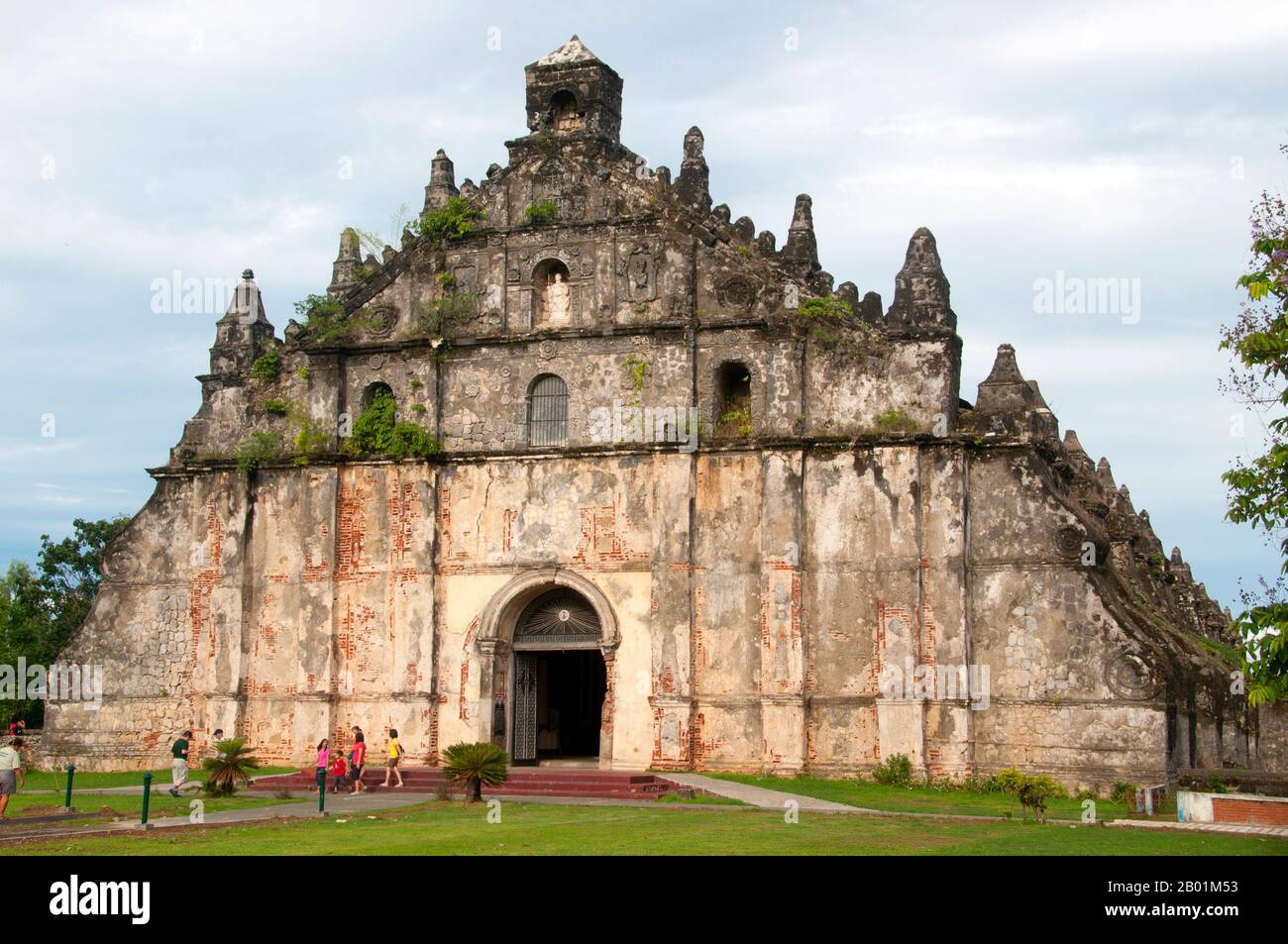 Filippine: La facciata della chiesa mostra gli enormi contrafforti, la chiesa cattolica di San Agustin (Sant'Agostino), Paoay, Ilocos Norte, Luzon Island. La prima testimonianza storica dell'area di Paoay risale al 1593, diventando una parrocchia indipendente agostiniana nel 1686. La costruzione dell'attuale chiesa fu iniziata nel 1694 dal frate agostiniano padre Antonio Estavillo e completata nel 1710. La chiesa è famosa per la sua architettura distinta evidenziata dagli enormi contrafforti sui lati e sul retro dell'edificio. Foto Stock