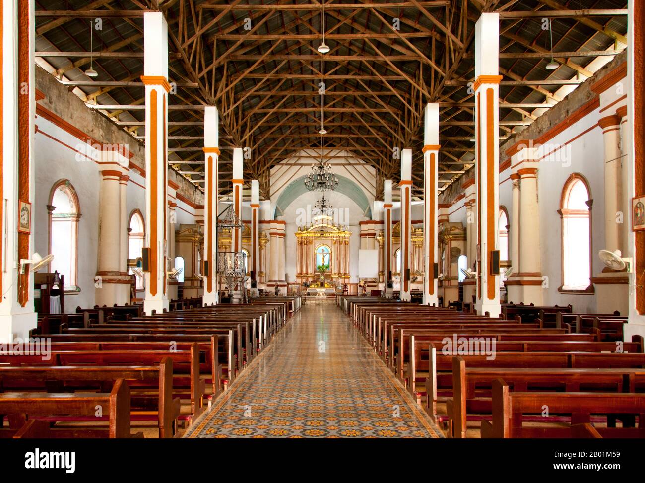 Filippine: Chiesa cattolica di San Agustin (St. Augustine), Paoay, Ilocos Norte, Luzon Island. La prima testimonianza storica dell'area di Paoay risale al 1593, diventando una parrocchia indipendente agostiniana nel 1686. La costruzione dell'attuale chiesa fu iniziata nel 1694 dal frate agostiniano padre Antonio Estavillo e completata nel 1710. La chiesa è famosa per la sua architettura distinta evidenziata dagli enormi contrafforti sui lati e sul retro dell'edificio. Foto Stock