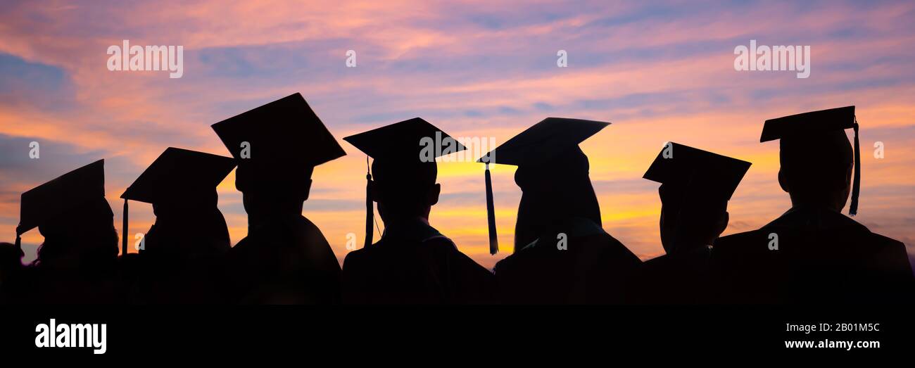 Silhouette di studenti con cappellini graduati in una fila sullo sfondo del tramonto. Cerimonia di laurea in banner web universitario. Foto Stock