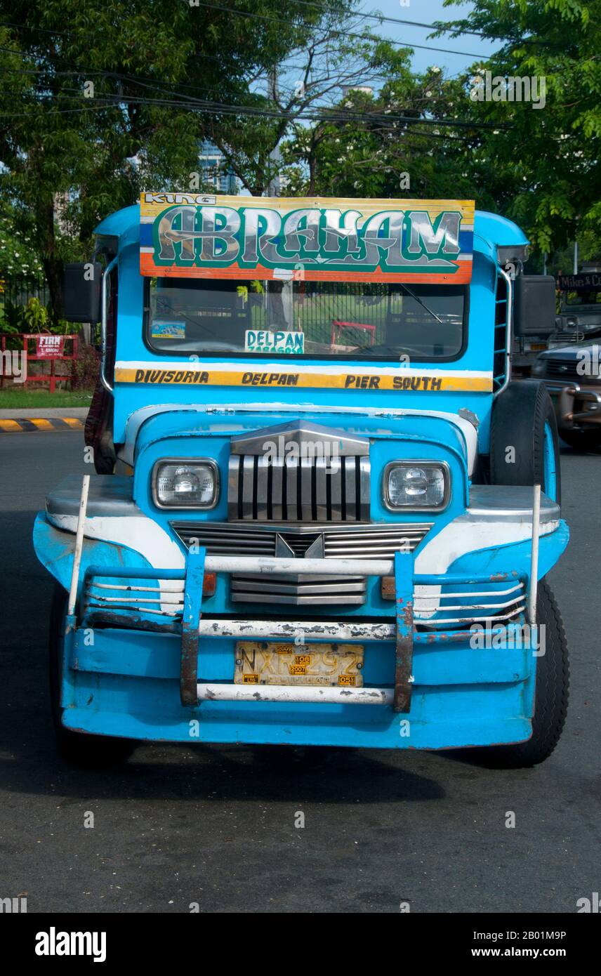 Filippine: Jeepney, Anda Circle, Bonifacio Drive, vicino a Intramuros, Manila. I jeepney sono il mezzo di trasporto pubblico più popolare nelle Filippine. Sono stati originariamente realizzati con jeep militari statunitensi lasciate dalla seconda guerra mondiale e sono noti per la loro decorazione sfarzosa e i posti a sedere affollati. Sono diventati un simbolo onnipresente della cultura filippina. Foto Stock