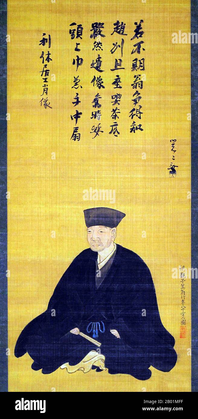 Giappone: SEN No Rikyu (1522 - 21 aprile 1591), maestro del tè giapponese. Tela a rotolo sospesa di Hasegawa Tōhaku (1539 - 19 marzo 1610), fine XVI secolo. SEN no Rikyū, noto anche semplicemente come Sen Rikyū, è considerato la figura storica con la più profonda influenza sul chanoyu, la "via del tè" giapponese, in particolare la tradizione del wabi-cha. Fu anche il primo a sottolineare diversi aspetti chiave della cerimonia, tra cui la semplicità rustica, la prontezza di approccio e l'onestà di sé. Originari del periodo Edo e del periodo Muromachi, questi aspetti della cerimonia del tè persistono ancora oggi. Foto Stock