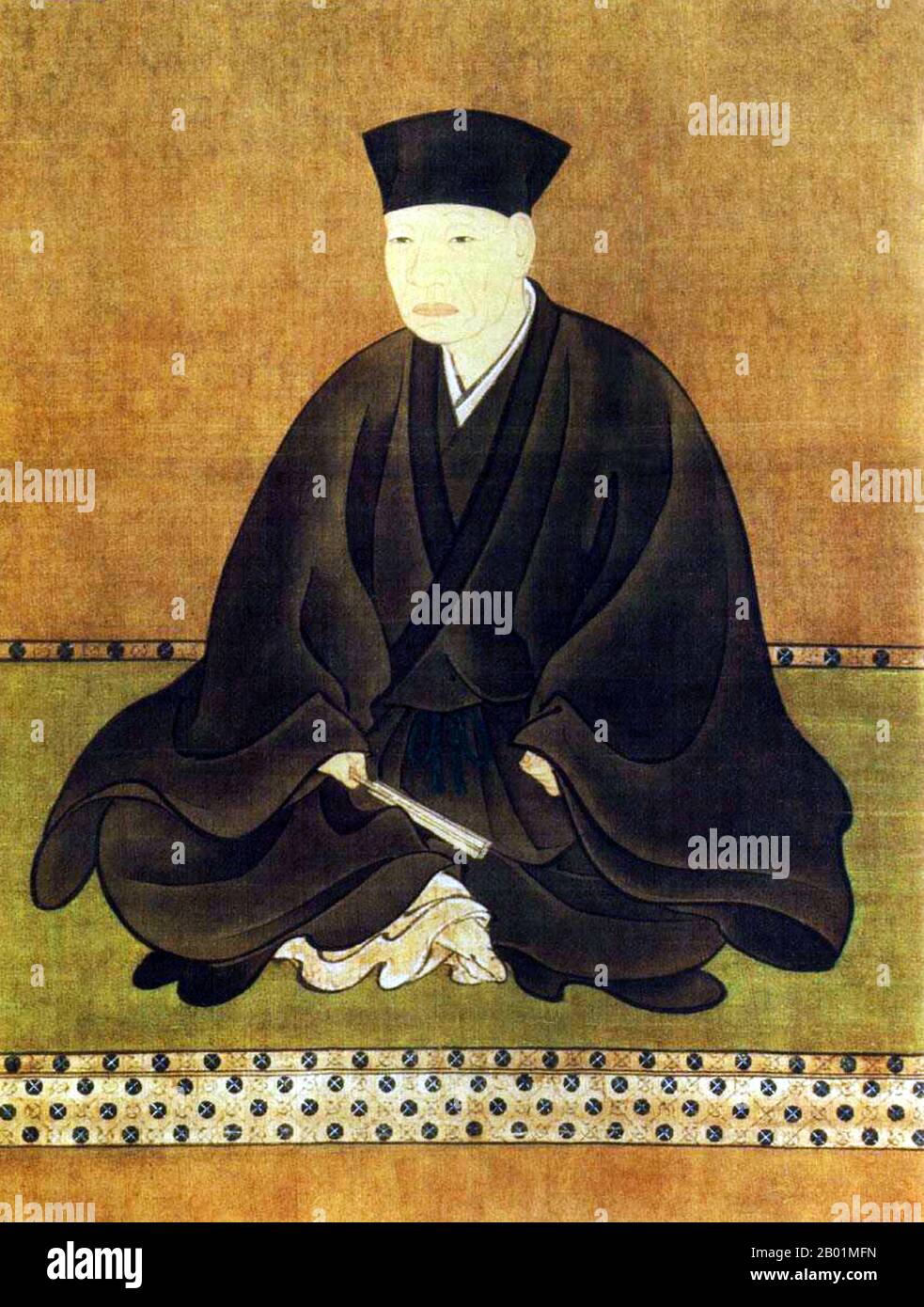 Giappone: SEN No Rikyu (1522 - 21 aprile 1591), maestro del tè giapponese. Tela a rotolo sospesa di Hasegawa Tōhaku (1539 - 19 marzo 1610), fine XVI secolo. SEN no Rikyū, noto anche semplicemente come Sen Rikyū, è considerato la figura storica con la più profonda influenza sul chanoyu, la "via del tè" giapponese, in particolare la tradizione del wabi-cha. Fu anche il primo a sottolineare diversi aspetti chiave della cerimonia, tra cui la semplicità rustica, la prontezza di approccio e l'onestà di sé. Originari del periodo Edo e del periodo Muromachi, questi aspetti della cerimonia del tè persistono ancora oggi. Foto Stock