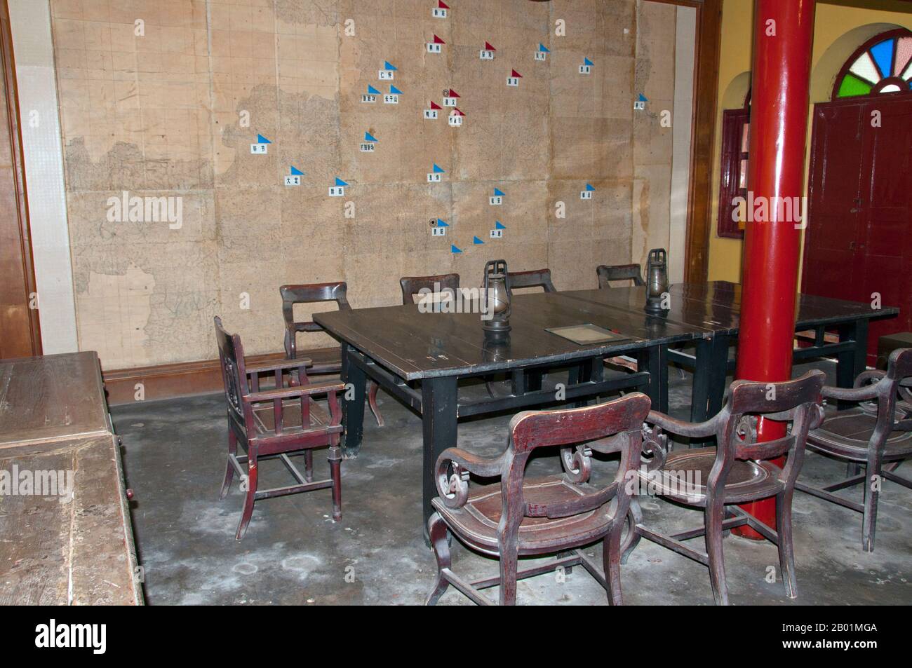 Cina: Ufficio operativo della sede generale con mappa della campagna, sala conferenze Zunyi, Zunyi, provincia di Guizhou. La Conferenza di Zunyi fu un incontro del Partito Comunista Cinese (CPC) nel gennaio 1935 durante la lunga marcia. Questo incontro comportò una lotta di potere tra la leadership di Bo GU e otto Braun e l'opposizione guidata da Mao Zedong. Il risultato fu che Mao lasciò l'incontro in posizione per assumere il comando militare e diventare il leader del Partito Comunista. La conferenza fu completamente non riconosciuta fino agli anni '1950 e ancora nessuna descrizione dettagliata era disponibile fino al 1985 Foto Stock