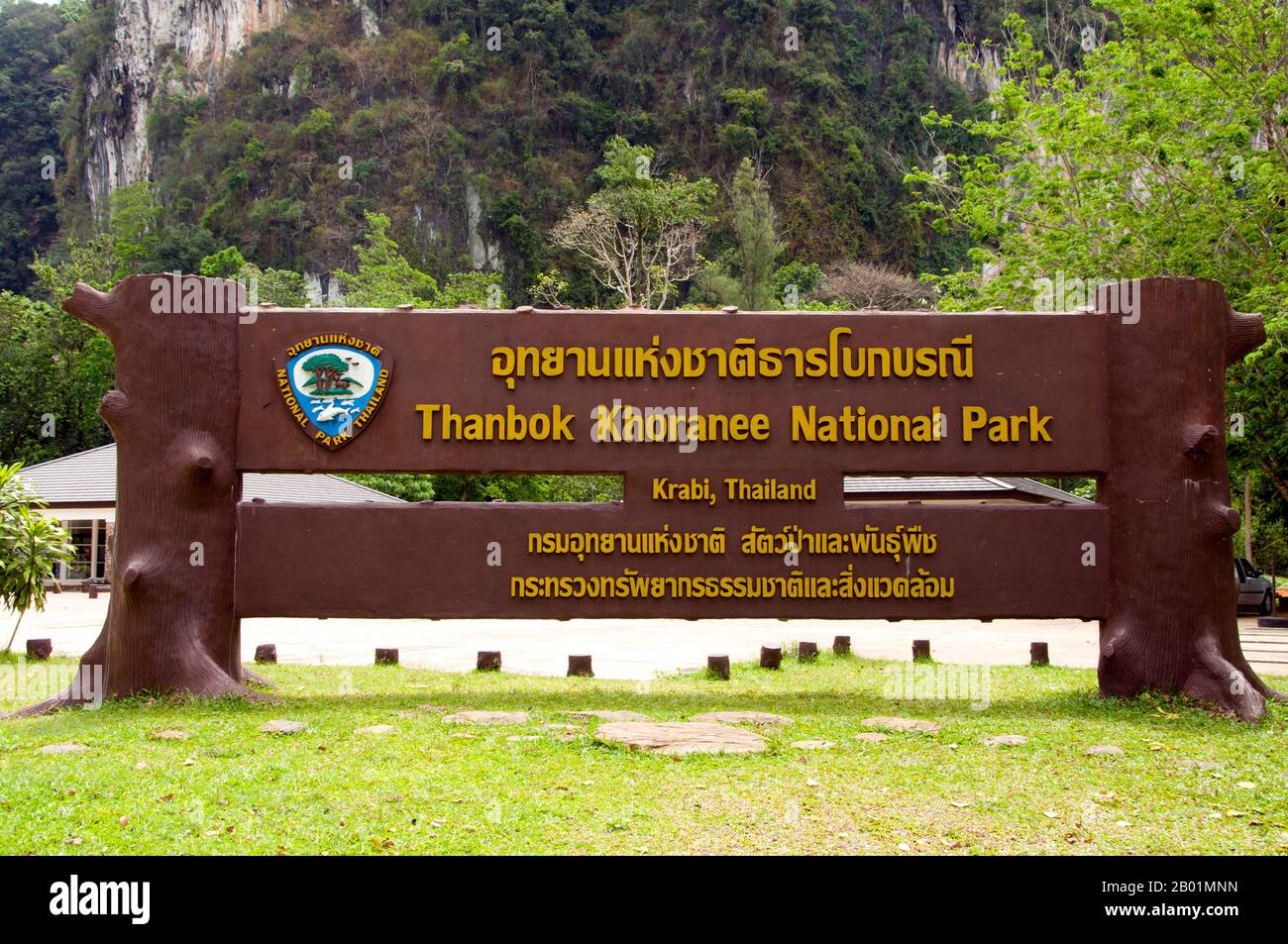 Thailandia: Cartello del parco, quindi Parco Nazionale Bokkharani, provincia di Krabi. Il Parco Nazionale di Than Bokkharani si trova nella provincia di Krabi a circa 45 chilometri (28 miglia) a nord-ovest della città di Krabi. Il parco copre un'area di 121 chilometri quadrati (47 miglia quadrate) ed è caratterizzato da una serie di affioramenti calcarei, foreste pluviali sempreverdi, foreste di mangrovie, torbiere e molte isole. Ci sono anche numerose grotte e complessi rupestri con alcune spettacolari stalagmiti e stalattiti. Il Bokkharani è incentrato su due famose grotte, Tham Lot e Tham Phi Hua, situate in un'area di grande tranquillità. Foto Stock