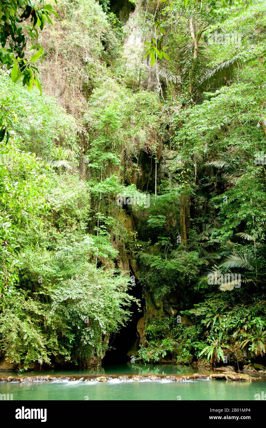 Thailandia: Ingresso alle grotte in una delle numerose piscine color smeraldo del parco, rispetto al Bokkharani National Park, provincia di Krabi. Il Parco Nazionale di Than Bokkharani si trova nella provincia di Krabi a circa 45 chilometri (28 miglia) a nord-ovest della città di Krabi. Il parco copre un'area di 121 chilometri quadrati (47 miglia quadrate) ed è caratterizzato da una serie di affioramenti calcarei, foreste pluviali sempreverdi, foreste di mangrovie, torbiere e molte isole. Ci sono anche numerose grotte e complessi rupestri con alcune spettacolari stalagmiti e stalattiti. Il Bokkharani è incentrato su due famose grotte, Tham Lot e Tham Phi Hua. Foto Stock