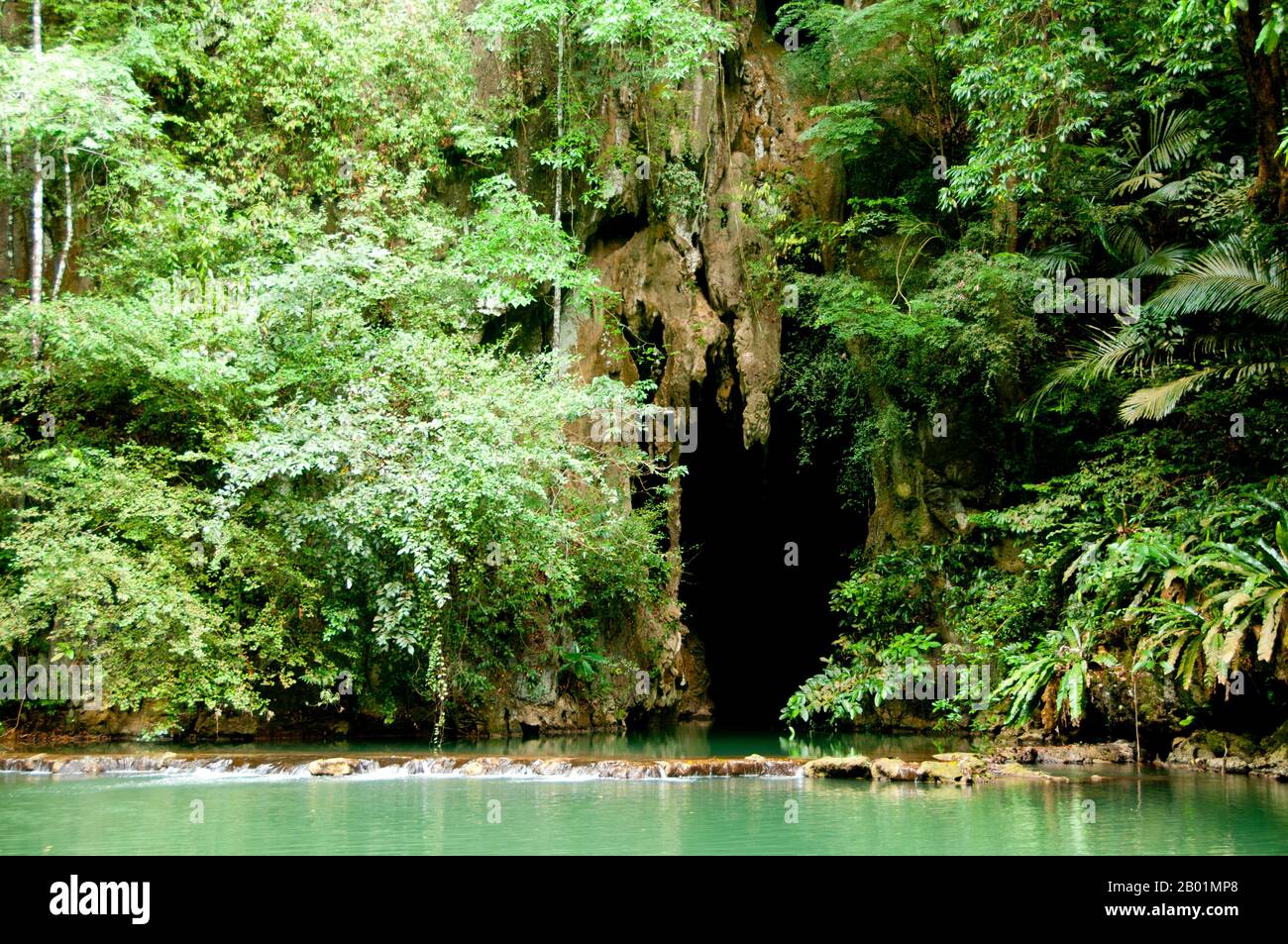 Thailandia: Ingresso alle grotte in una delle numerose piscine color smeraldo del parco, rispetto al Bokkharani National Park, provincia di Krabi. Il Parco Nazionale di Than Bokkharani si trova nella provincia di Krabi a circa 45 chilometri (28 miglia) a nord-ovest della città di Krabi. Il parco copre un'area di 121 chilometri quadrati (47 miglia quadrate) ed è caratterizzato da una serie di affioramenti calcarei, foreste pluviali sempreverdi, foreste di mangrovie, torbiere e molte isole. Ci sono anche numerose grotte e complessi rupestri con alcune spettacolari stalagmiti e stalattiti. Il Bokkharani è incentrato su due famose grotte, Tham Lot e Tham Phi Hua. Foto Stock