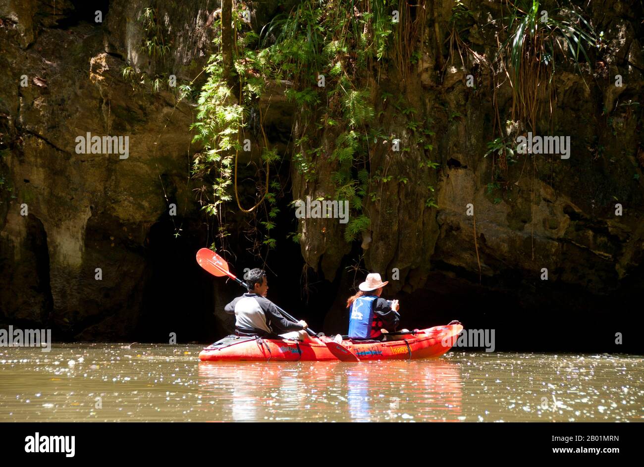 Thailandia: Kayak in una delle lagune chiuse, rispetto al parco nazionale di Bokkharani, provincia di Krabi. Il Parco Nazionale di Than Bokkharani si trova nella provincia di Krabi a circa 45 chilometri (28 miglia) a nord-ovest della città di Krabi. Il parco copre un'area di 121 chilometri quadrati (47 miglia quadrate) ed è caratterizzato da una serie di affioramenti calcarei, foreste pluviali sempreverdi, foreste di mangrovie, torbiere e molte isole. Ci sono anche numerose grotte e complessi rupestri con alcune spettacolari stalagmiti e stalattiti. Il Bokkharani è incentrato su due famose grotte, Tham Lot e Tham Phi Hua. Foto Stock