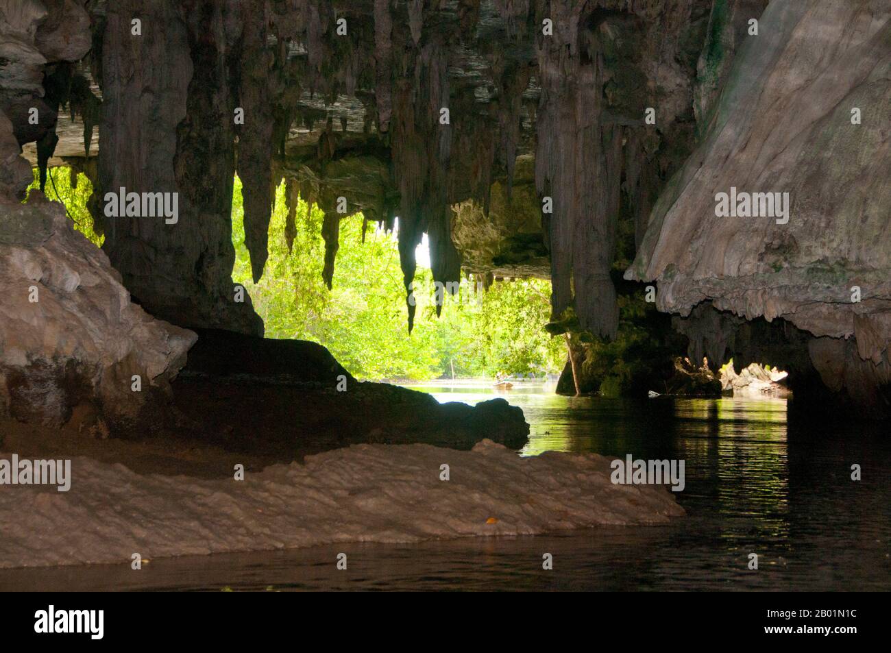 Thailandia: Kayak attraverso la grotta di Tham Lot, oltre al parco nazionale di Bokkharani, provincia di Krabi. Il Parco Nazionale di Than Bokkharani si trova nella provincia di Krabi a circa 45 chilometri (28 miglia) a nord-ovest della città di Krabi. Il parco copre un'area di 121 chilometri quadrati (47 miglia quadrate) ed è caratterizzato da una serie di affioramenti calcarei, foreste pluviali sempreverdi, foreste di mangrovie, paludi torbiere e molte isole. Ci sono anche numerose grotte e complessi rupestri con alcune spettacolari stalagmiti e stalattiti. Il Bokkharani è incentrato su due famose grotte, Tham Lot e Tham Phi Hua. Foto Stock