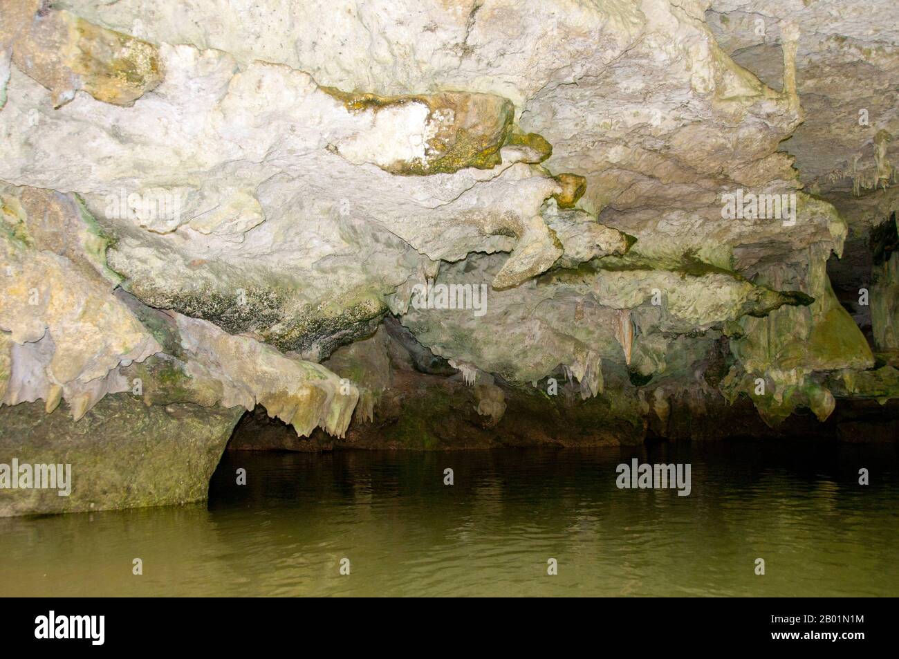 Thailandia: Grotta Tham Lot, Than Bokkharani National Park, provincia di Krabi. Il Parco Nazionale di Than Bokkharani si trova nella provincia di Krabi a circa 45 chilometri (28 miglia) a nord-ovest della città di Krabi. Il parco copre un'area di 121 chilometri quadrati (47 miglia quadrate) ed è caratterizzato da una serie di affioramenti calcarei, foreste pluviali sempreverdi, foreste di mangrovie, paludi torbiere e molte isole. Ci sono anche numerose grotte e complessi rupestri con alcune spettacolari stalagmiti e stalattiti. Il Bokkharani è incentrato su due famose grotte, Tham Lot e Tham Phi Hua. Foto Stock