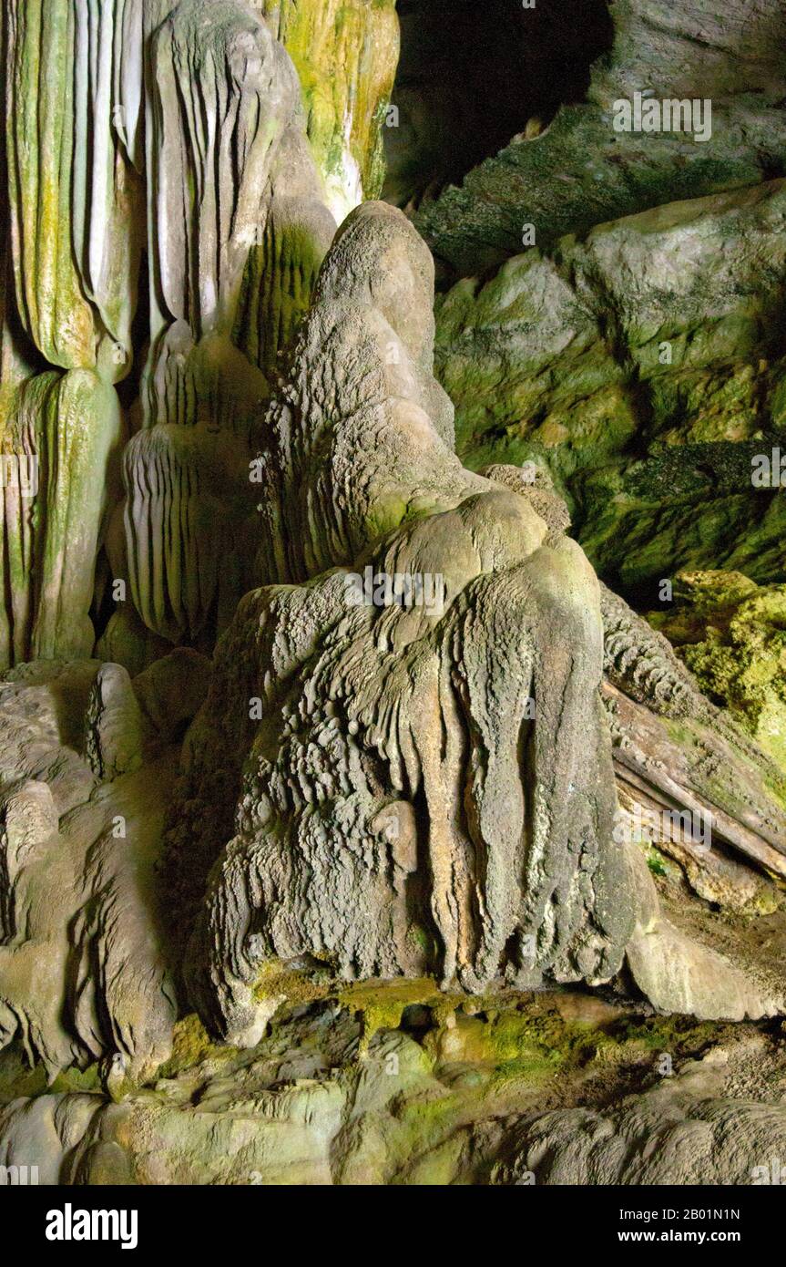 Thailandia: Grotta Tham Lot, Than Bokkharani National Park, provincia di Krabi. Il Parco Nazionale di Than Bokkharani si trova nella provincia di Krabi a circa 45 chilometri (28 miglia) a nord-ovest della città di Krabi. Il parco copre un'area di 121 chilometri quadrati (47 miglia quadrate) ed è caratterizzato da una serie di affioramenti calcarei, foreste pluviali sempreverdi, foreste di mangrovie, paludi torbiere e molte isole. Ci sono anche numerose grotte e complessi rupestri con alcune spettacolari stalagmiti e stalattiti. Il Bokkharani è incentrato su due famose grotte, Tham Lot e Tham Phi Hua. Foto Stock