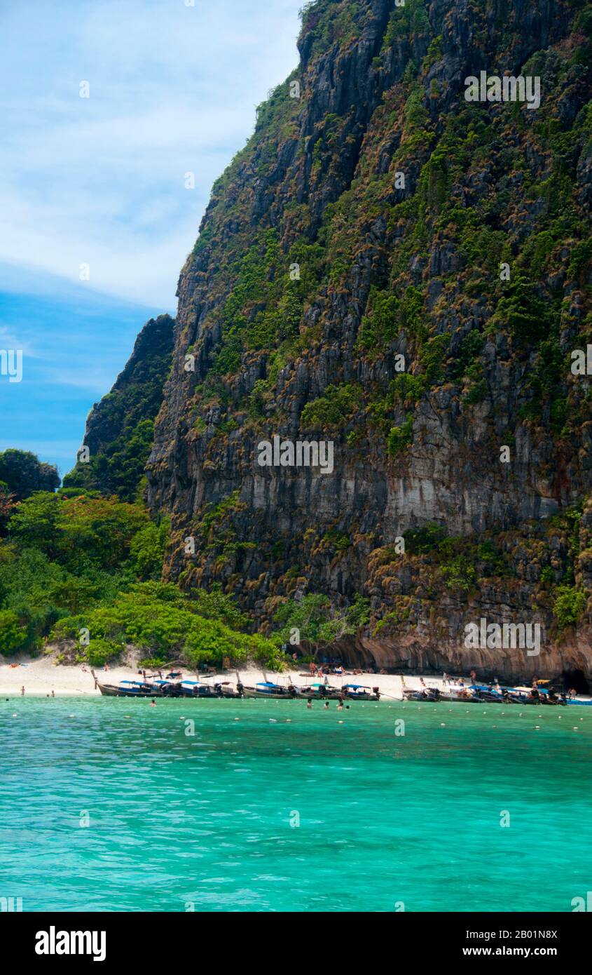 Thailandia: Ao Maya (Maya Bay) reso famoso dal film di Hollywood 'The Beach' con Leonardo di Caprio, Ko Phi Phi Leh, Ko Phi Phi. Ko Phi Phi è composto da due isole, Phi Phi Leh e Phi Phi Don, situate a sud-est di Phuket. Entrambi fanno parte del Parco Nazionale Marino Hat Noppharat Thara Ko Phi Phi. Situato nel centro del Mare di Phuket, Ko Phi Phi è quasi equidistante da Phuket e Krabi e può essere raggiunto in barca in circa due ore. Phi Phi Don è la più grande delle due isole, con colline panoramiche, ripide scogliere, spiagge di silken, acque azzurre e notevole uccelli e mare-vita. Foto Stock