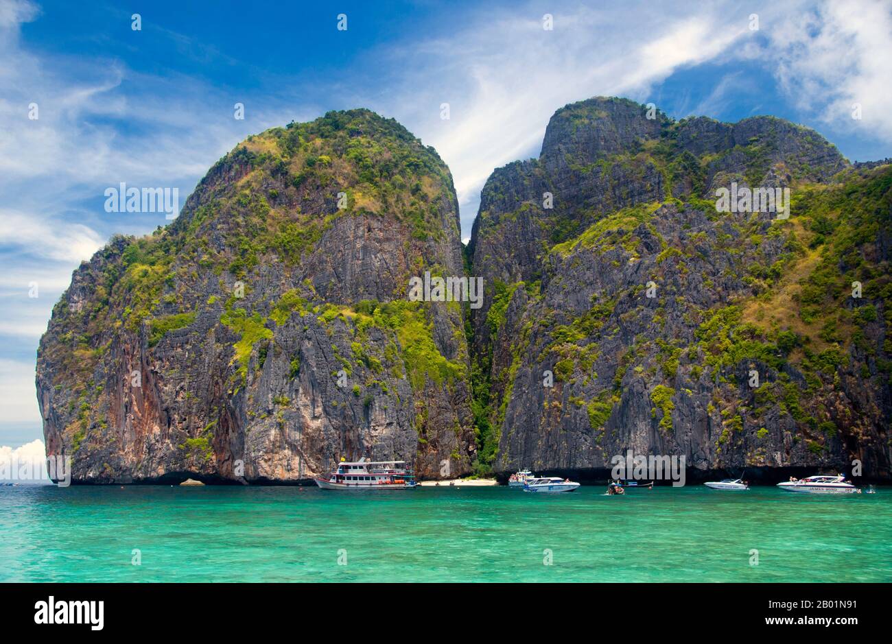 Thailandia: Ao Maya (Maya Bay) reso famoso dal film di Hollywood 'The Beach' con Leonardo di Caprio, Ko Phi Phi Leh, Ko Phi Phi. Ko Phi Phi è composto da due isole, Phi Phi Leh e Phi Phi Don, situate a sud-est di Phuket. Entrambi fanno parte del Parco Nazionale Marino Hat Noppharat Thara Ko Phi Phi. Situato nel centro del Mare di Phuket, Ko Phi Phi è quasi equidistante da Phuket e Krabi e può essere raggiunto in barca in circa due ore. Phi Phi Don è la più grande delle due isole, con colline panoramiche, ripide scogliere, spiagge di silken, acque azzurre e notevole uccelli e mare-vita. Foto Stock