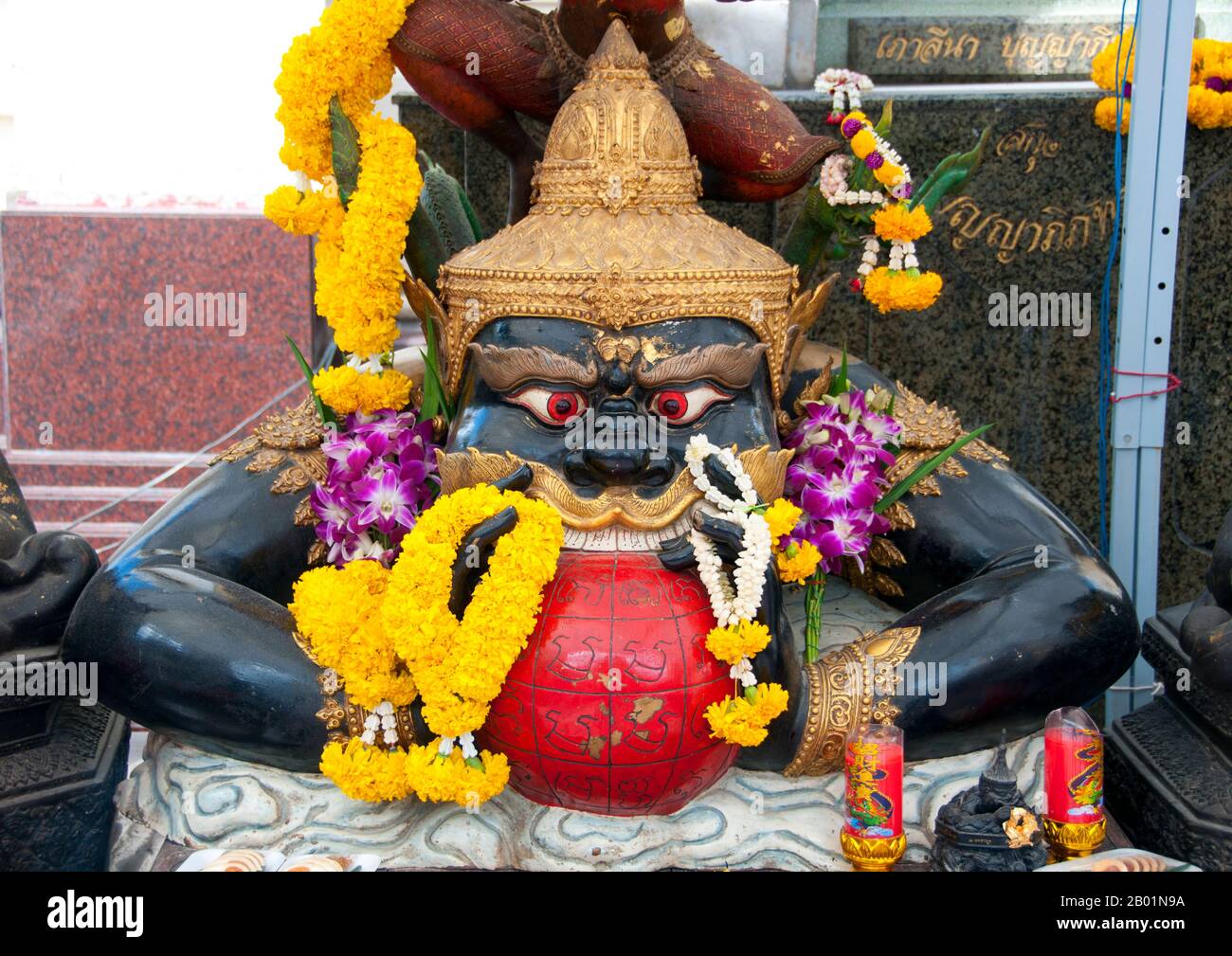 Thailandia: Una rappresentazione di Rahu (demone serpente e cavatore di eclissi solari e lunari), inghiottire la luna, Wat Traimit, Bangkok. Nella mitologia indù, Rahu è un serpente che inghiottisce il sole o la luna causando eclissi. È raffigurato nell'arte come un drago senza corpo in sella ad un carro trainato da otto cavalli neri. Rahu è uno dei navagrahas (nove pianeti) nell'astrologia vedica. Il Rahu kala (ora del giorno sotto l'influenza di Rahu) è considerato infavorevole. Wat Traimit, un tempio buddista tailandese a Chinatown, Bangkok, è principalmente noto per ospitare la più grande figura di Buddha in oro massiccio del mondo. Foto Stock