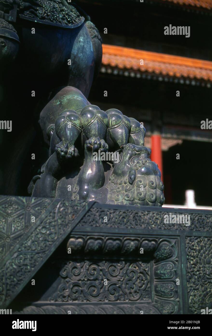 Cina: Zampa anteriore dettaglio di un Leone Imperiale Guardiano davanti alla porta della Suprema armonia (Taihemen), la città Proibita (Zijin Cheng), Pechino. La porta della Suprema armonia è la seconda porta principale sul lato meridionale della città Proibita. La città Proibita, costruita tra il 1406 e il 1420, servì per 500 anni (fino alla fine dell'era imperiale nel 1911) come sede di tutto il potere in Cina, il trono del figlio del cielo e la residenza privata di tutti gli imperatori della dinastia Ming e Qing. Il complesso si compone di 980 edifici con 8.707 vani di camere. Foto Stock