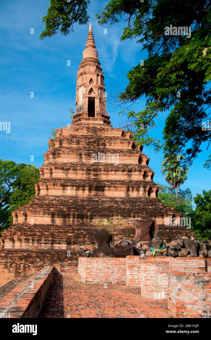 Ayutthaya (Ayudhya) è stato un regno siamese che esisteva dal 1351 al 1767. Ayutthaya era amichevole verso i commercianti stranieri, compreso il cinese, vietnamita (Annamese), indiani, giapponesi e persiani e più tardi il portoghese, spagnolo, olandese e francese, permettendo loro di creare villaggi fuori dalle mura della città. Nel sedicesimo secolo, è stato descritto dai commercianti stranieri come una delle città più grandi e più ricche nell'est. La corte del re Narai (1656-1688) aveva forti legami con quella del re Luigi XIV di Francia, i cui ambasciatori paragonavano la città in dimensioni e ricchezza a Parigi. Foto Stock