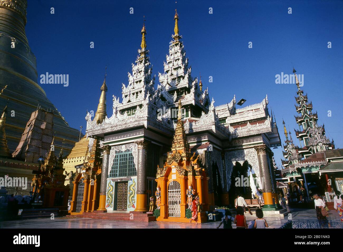 Birmania/Myanmar: The Temple of the Konagamana Buddha, Shwedagon Pagoda, Yangon (Rangoon). Lo stupa dorato della Pagoda Shwedagon sorge quasi 100 m (330 piedi) sopra la sua posizione sulla collina di Singuttara ed è placcato con 8.688 lastre d'oro massiccio. Questo stupa centrale è circondato da più di 100 altri edifici, tra cui stupa e padiglioni più piccoli. La pagoda era già ben consolidata quando Bagan dominò la Birmania nell'XI secolo. Si ritiene che la regina Shinsawbu, che governò nel XV secolo, abbia dato alla pagoda la sua forma attuale. Costruì anche le terrazze e le mura intorno allo stupa. Foto Stock