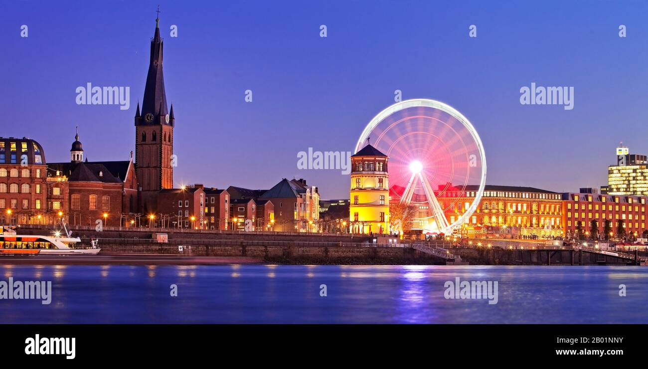 Chiesa di San Lambertus e castello-torre e ruota ferris in serata, Germania, Nord Reno-Westfalia, Basso Reno, Dusseldorf Foto Stock