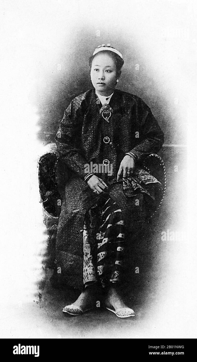 Indonesia/Malesia/Singapore: Figlia di un Capitan Cina o leader della Comunità cinese di Medan, Sumatra, inizio XX secolo. Peranakan Chinese e Baba-Nyonya sono termini usati per indicare i discendenti degli immigrati cinesi della fine del XV e XVI secolo nell'arcipelago malese-indonesiano di Nusantara durante l'era coloniale. I membri di questa comunità in Malesia si identificano come "Nyonya-Baba" o "Baba-Nyonya". Nyonya è il termine per le femmine e Baba per i maschi. Si applica in particolare alle popolazioni etniche cinesi degli insediamenti dello stretto britannico della Malesia. Foto Stock