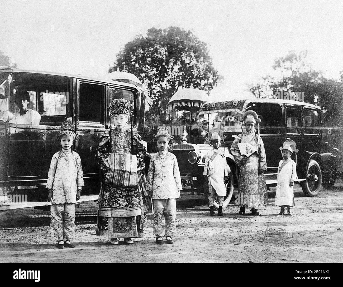 Malesia/Singapore: Sposa e sposo Peranakan al loro matrimonio a Penang, 1900 circa. Peranakan Chinese e Baba-Nyonya sono termini usati per indicare i discendenti degli immigrati cinesi della fine del XV e XVI secolo nell'arcipelago malese-indonesiano di Nusantara durante l'era coloniale. I membri di questa comunità in Malesia si identificano come "Nyonya-Baba" o "Baba-Nyonya". Nyonya è il termine per le femmine e Baba per i maschi. Si applica in particolare alle popolazioni etniche cinesi degli insediamenti dello stretto britannico della Malesia e dell'isola di Giava controllata dagli olandesi e di altre località. Foto Stock