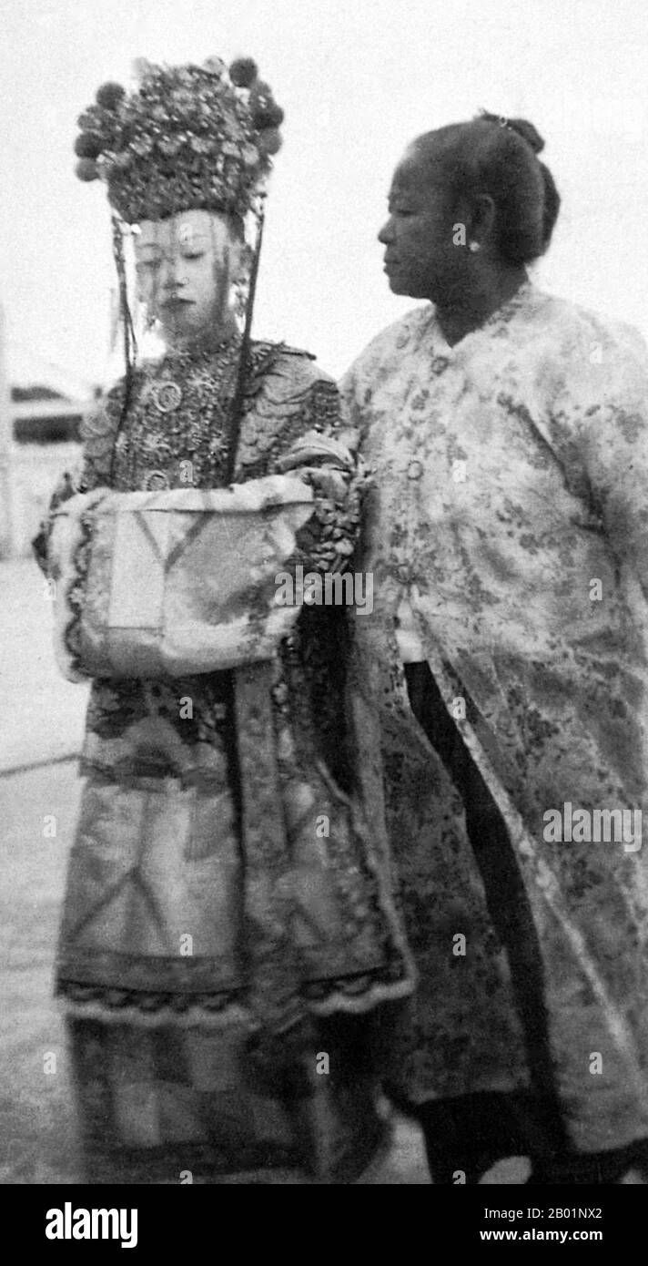 Malesia/Singapore: Una giovane sposa Nyonya con il suo chaperone, Penang, inizio XX secolo. Peranakan Chinese e Baba-Nyonya sono termini usati per indicare i discendenti degli immigrati cinesi della fine del XV e XVI secolo nell'arcipelago malese-indonesiano di Nusantara durante l'era coloniale. I membri di questa comunità in Malesia si identificano come "Nyonya-Baba" o "Baba-Nyonya". Nyonya è il termine per le femmine e Baba per i maschi. Si applica in particolare alle popolazioni etniche cinesi degli insediamenti dello stretto britannico della Malesia e dell'isola di Giava controllata dagli olandesi e di altre località. Foto Stock