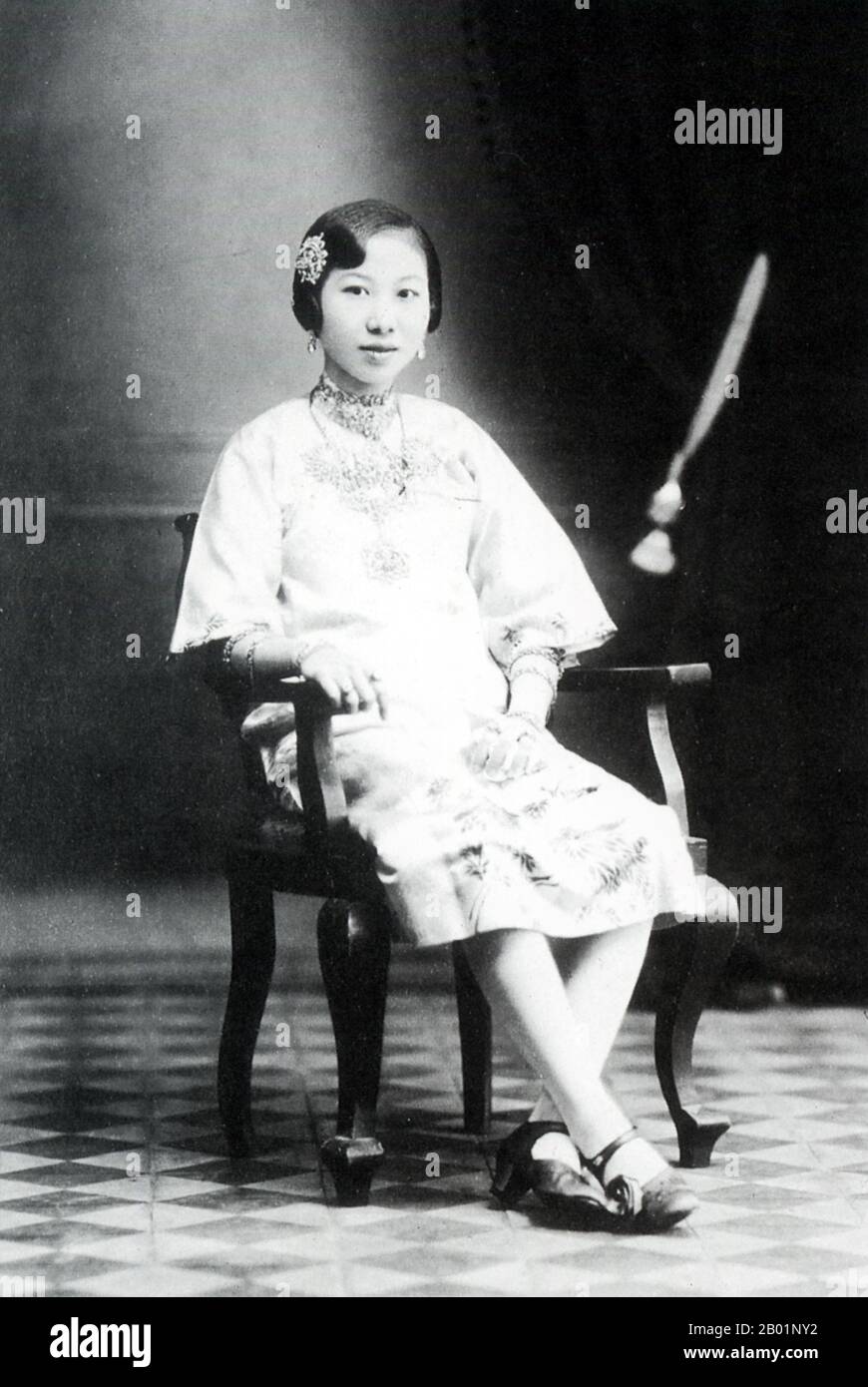 Malesia/Singapore: Yong Nyonya donna con i capelli tagliati, c. 1950s.. Peranakan Chinese e Baba-Nyonya sono termini usati per indicare i discendenti degli immigrati cinesi della fine del XV e XVI secolo nell'arcipelago malese-indonesiano di Nusantara durante l'era coloniale. I membri di questa comunità in Malesia si identificano come "Nyonya-Baba" o "Baba-Nyonya". Nyonya è il termine per le femmine e Baba per i maschi. Si applica in particolare alle popolazioni etniche cinesi degli insediamenti dello stretto britannico della Malesia e dell'isola di Giava controllata dagli olandesi e di altre località. Foto Stock