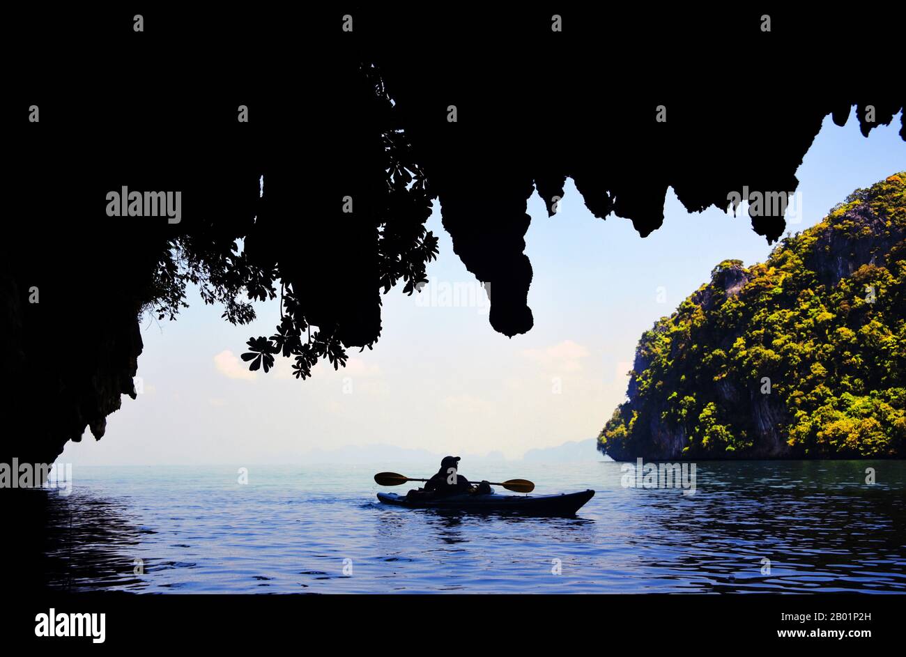 Gita in kayak nel mare delle Andamane ad est dell'isola di Phuket, Thailandia, Phuket, Parco Nazionale Ao Phang Nga Foto Stock