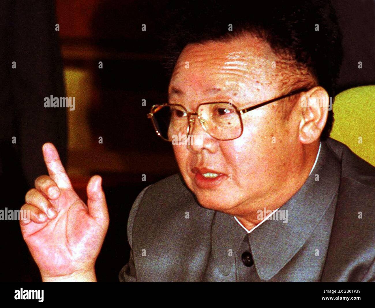 Corea: Leader nordcoreano Kim Jong il (16 febbraio 1941/1942 - 17 dicembre 2011), Pyongyang. Foto di YONHAP/POOL (licenza CC BY-SA 3,0), 2000. Kim Jong-il è stato il leader supremo della Corea del Nord (RPDC) dal 1994 al 2011. Succedette a suo padre e fondatore della RPDC Kim il-sung dopo la morte del vecchio Kim nel 1994. Kim Jong-il era il segretario generale del Partito dei lavoratori di Corea, presidente della Commissione nazionale di difesa della Corea del Nord e il comandante supremo dell'esercito popolare coreano, il quarto esercito permanente più grande del mondo. Foto Stock
