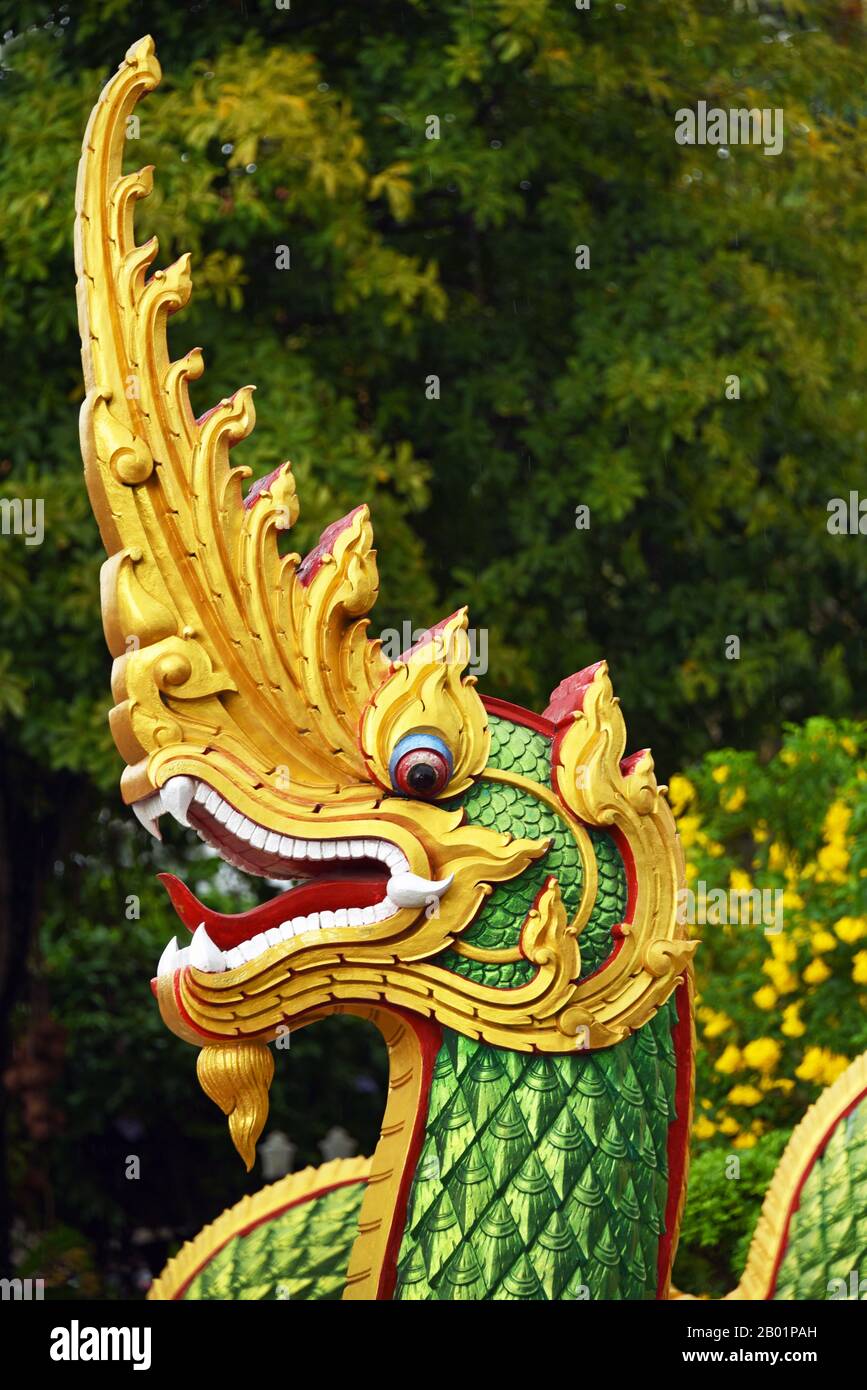 Naga serpente scultura al tempio della scuola Wat Suwankirket a Karon, Thailandia, Phuket Foto Stock