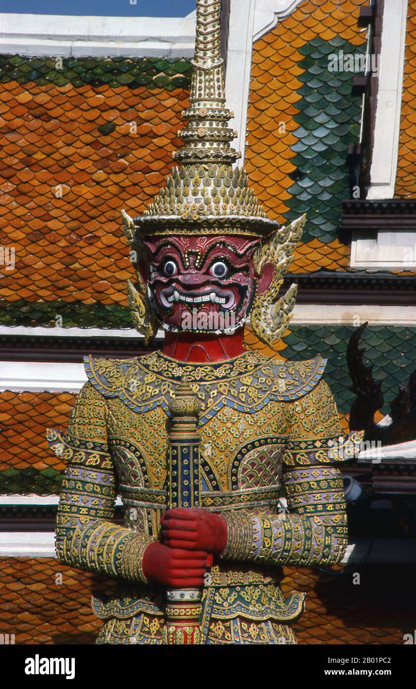 Thailandia: Suryapop, (un personaggio del Ramakien), un guardiano del tempio yaksha, Wat Phra Kaeo (Tempio del Buddha di Smeraldo), Grand Palace, Bangkok. Yaksha è il nome di un'ampia classe di spiriti della natura, di solito benevoli, che sono custodi dei tesori naturali nascosti nella terra e nelle radici degli alberi. Appaiono nella mitologia indù, giainista e buddista. Il Ramakien è la versione thailandese dell'epica indiana, il Ramayana o il "romanzo di Rama", e ha un'influenza importante sulla letteratura, l'arte e il dramma tailandese. È considerata l'epica nazionale della Thailandia. Foto Stock
