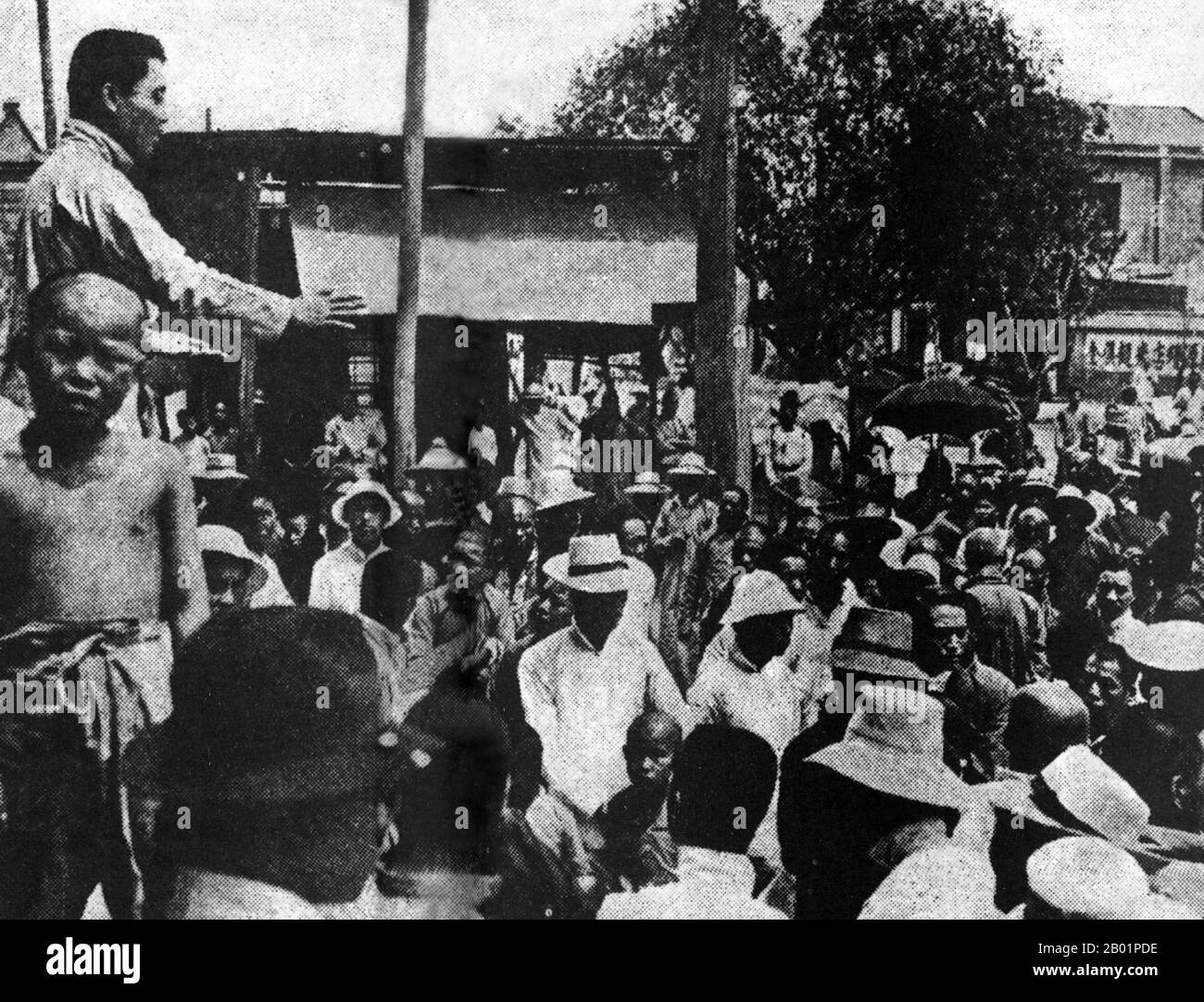 Cina: Studenti rivoluzionari e docenti che manifestano all'Università di Pechino, 4 maggio movimento, 1919. Il movimento del 4 maggio 1919 fu un movimento anti-imperialista, culturale e politico nato dalle manifestazioni studentesche a Pechino il 4 maggio, protestando contro la debole risposta del governo cinese al Trattato di Versailles, in particolare il problema dello Shandong. Queste manifestazioni hanno scatenato proteste nazionali e segnato l'aumento del nazionalismo cinese, un cambiamento verso la mobilitazione politica e l'allontanamento dalle attività culturali, e un passaggio verso una base populista piuttosto che verso le élite intellettuali. Foto Stock