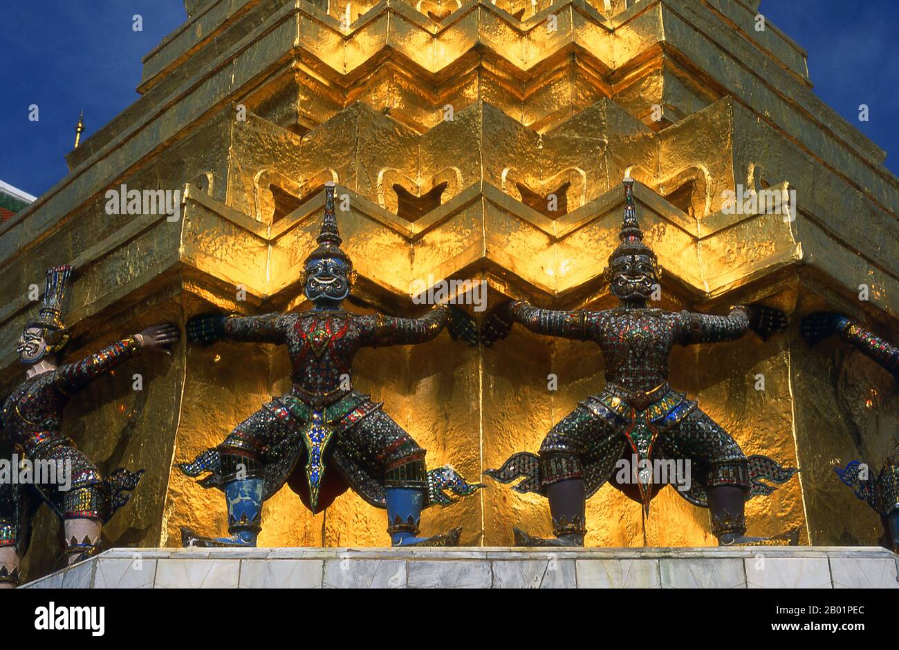 Thailandia: Giganti che sostengono un chedi (tutti i giganti intorno al chedi sono personaggi del Ramakien), Wat Phra Kaew, Grand Palace, Bangkok. Il Ramakien è la versione thailandese dell'epica indiana, il Ramayana o il "romanzo di Rama", e ha un'influenza importante sulla letteratura, l'arte e il dramma tailandese. È considerata l'epica nazionale della Thailandia. Wat Phra Kaew (Tempio del Buddha di Smeraldo); nome ufficiale completo Wat Phra si Rattana Satsadaram è considerato il tempio buddista più sacro della Thailandia. Si trova all'interno dei quartieri del Grand Palace. Foto Stock