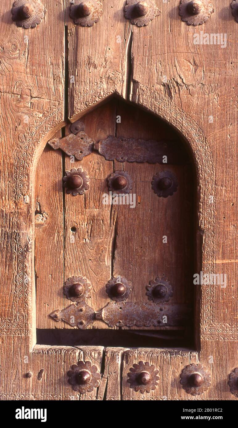 Uzbekistan: Dettaglio porta nell'ingresso principale della fortezza dell'Arca, Bukhara. Bukhara fu fondata nel 500 a.C. nell'area ora chiamata Arca. Tuttavia, l'oasi di Bukhara era stata abitata molto tempo prima. La città è stata uno dei principali centri della civiltà persiana fin dai suoi primi giorni nel vi secolo a.C.. A partire dal vi secolo, i parlanti turchi si spostarono gradualmente. L'architettura e i siti archeologici di Bukhara costituiscono uno dei pilastri della storia e dell'arte dell'Asia centrale. La regione di Bukhara fu per un lungo periodo parte dell'Impero persiano. Foto Stock