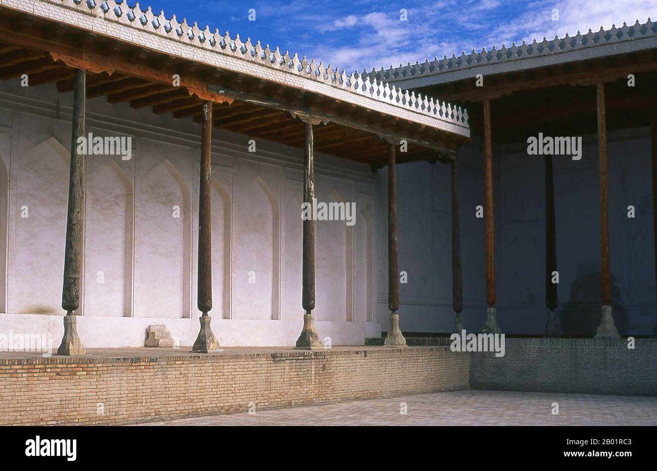 Uzbekistan: Cortile della Jama Masjid (Moschea del venerdì) all'interno della fortezza dell'Arca, Bukhara. L'Arca fu inizialmente costruita e occupata intorno al V secolo. Oltre ad essere una struttura militare, l'Arca comprendeva quella che era essenzialmente una città che, durante gran parte della storia della fortezza, era abitata dalle varie corti reali che dominavano la regione circostante Bukhara. L'Arca fu usata come fortezza fino alla caduta in mano alla Russia nel 1920. Bukhara fu fondata nel 500 a.C. nell'area ora chiamata Arca. Tuttavia, l'oasi di Bukhara era stata abitata molto tempo prima. Foto Stock