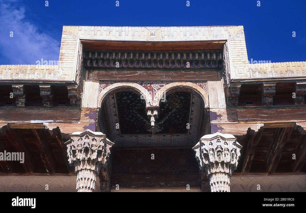 Uzbekistan: Soffitto in legno e dettagli della colonna presso la Jama Masjid (Moschea del venerdì) all'interno della fortezza dell'Arca, Bukhara. L'Arca fu inizialmente costruita e occupata intorno al V secolo. Oltre ad essere una struttura militare, l'Arca comprendeva quella che era essenzialmente una città che, durante gran parte della storia della fortezza, era abitata dalle varie corti reali che dominavano la regione circostante Bukhara. L'Arca fu usata come fortezza fino alla caduta in mano alla Russia nel 1920. Bukhara fu fondata nel 500 a.C. nell'area ora chiamata Arca. Tuttavia, l'oasi di Bukhara era stata abitata molto tempo prima. Foto Stock