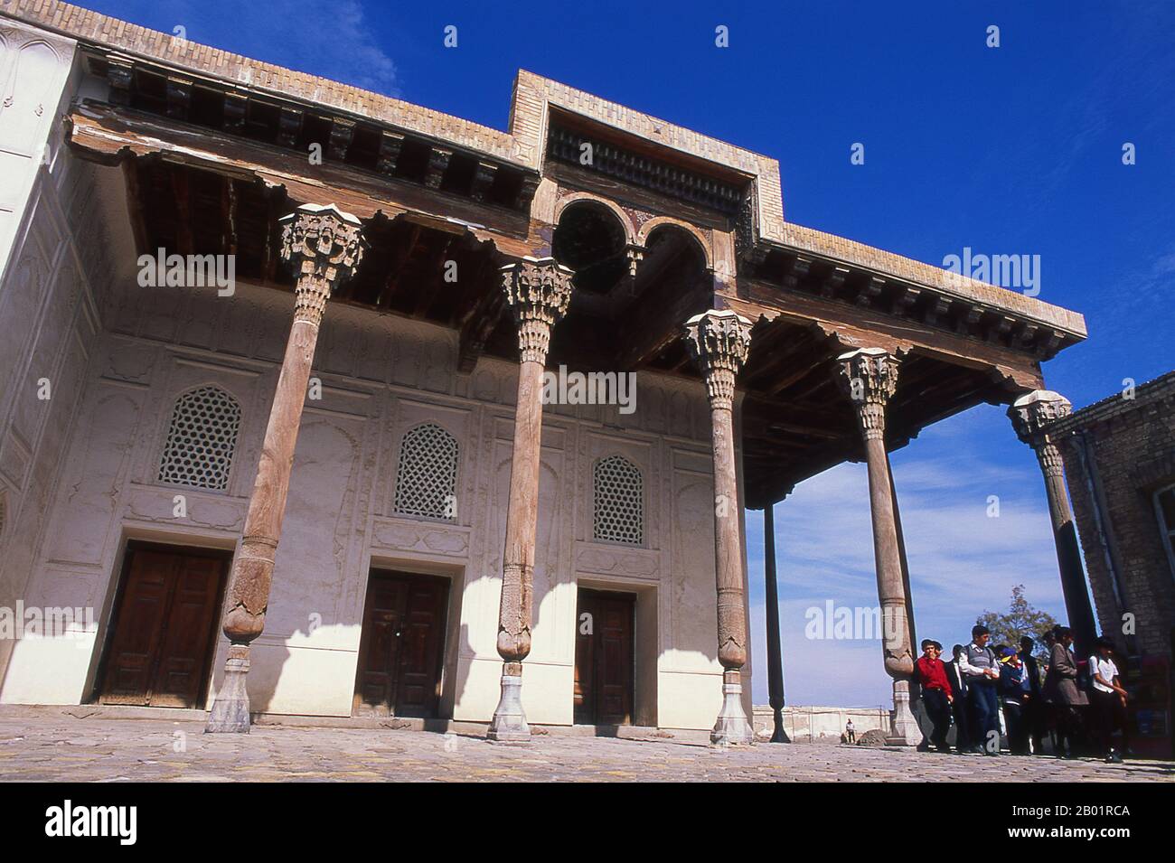 Uzbekistan: Soffitto e colonne in legno presso la Jama Masjid (Moschea del venerdì) all'interno della fortezza dell'Arca, Bukhara. L'Arca fu inizialmente costruita e occupata intorno al V secolo. Oltre ad essere una struttura militare, l'Arca comprendeva quella che era essenzialmente una città che, durante gran parte della storia della fortezza, era abitata dalle varie corti reali che dominavano la regione circostante Bukhara. L'Arca fu usata come fortezza fino alla caduta in mano alla Russia nel 1920. Bukhara fu fondata nel 500 a.C. nell'area ora chiamata Arca. Tuttavia, l'oasi di Bukhara era stata abitata molto tempo prima. Foto Stock