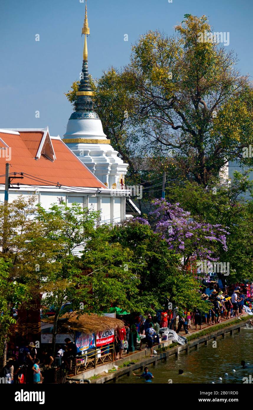 Thailandia: I fossati affollati della città vecchia al Thai New Year Songkran (Water) Festival, Chiang mai. Songkran è il tradizionale Capodanno tailandese e viene celebrato dal 13 al 15 aprile. Questo festival annuale dell'acqua, conosciuto in tailandese come "songkran" e in birmano come "thingyan" segna l'inizio della stagione delle piogge ed è celebrato in Birmania, Laos, Thailandia e in altri paesi del sud-est asiatico, di solito in aprile. Chiang mai (che significa "città nuova"), a volte scritta come "Chiengmai" o "Chiangmai", è la città più grande e culturalmente significativa nel nord della Thailandia. Foto Stock