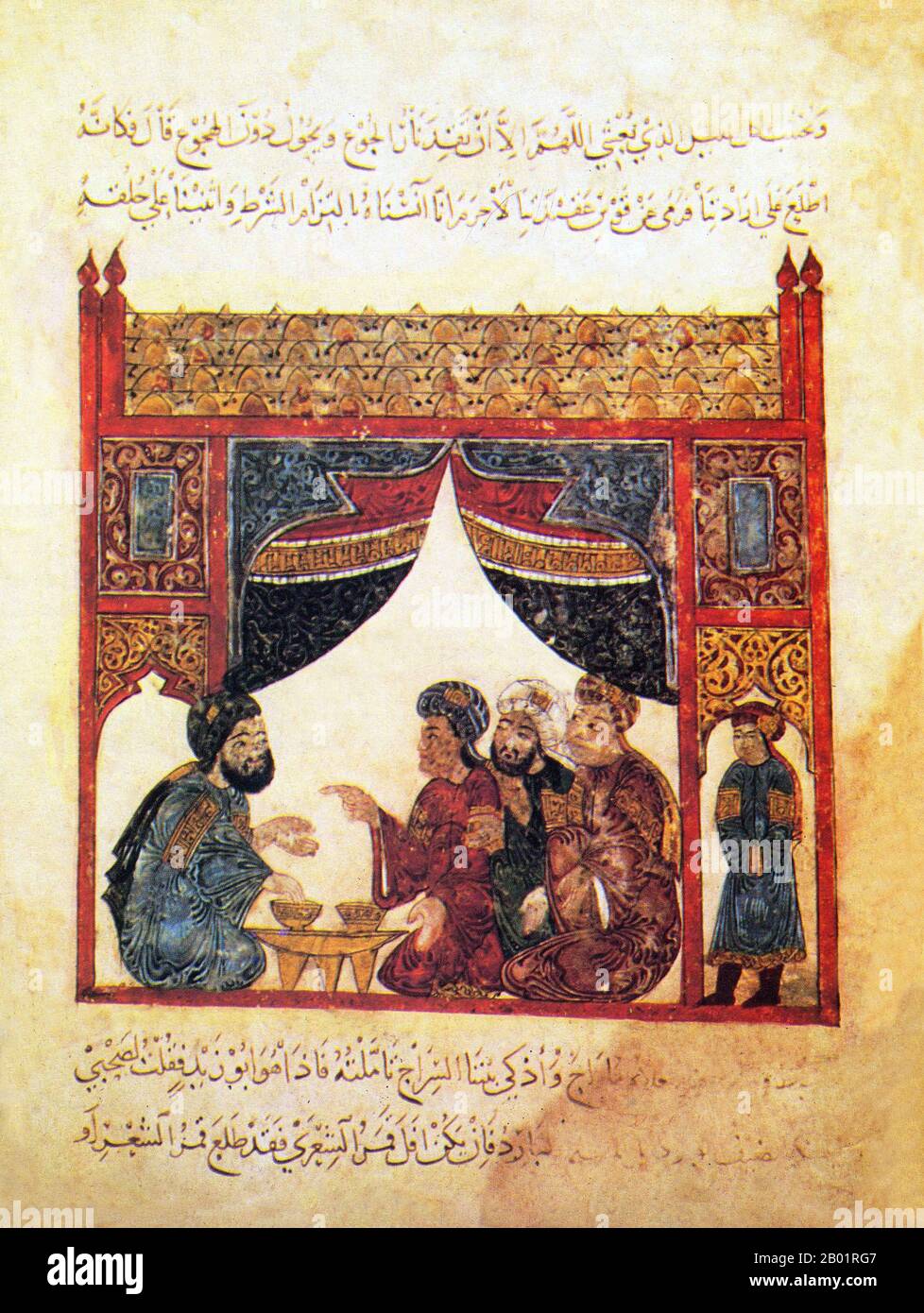 Iraq: Quattro uomini in discussione mentre un servo guarda. Dipinto in miniatura di Yahya ibn Mahmud al-Wasiti, 1237. Yahyâ ibn Mahmûd al-Wâsitî è stato un artista arabo islamico del XIII secolo. Al-Wasiti è nato a Wasit, nel sud dell'Iraq. Era noto per le sue illustrazioni del Maqam di al-Hariri. I Maqāma (letteralmente "assemblee") sono un genere letterario arabo (originariamente) di prosa rimata con intervalli di poesia in cui la stravaganza retorica è evidente. Si dice che l'autore del X secolo Badī' al-Zaman al-Hamadhāni abbia inventato la forma, che fu estesa da al-Hariri di Bassora nel secolo successivo. Foto Stock