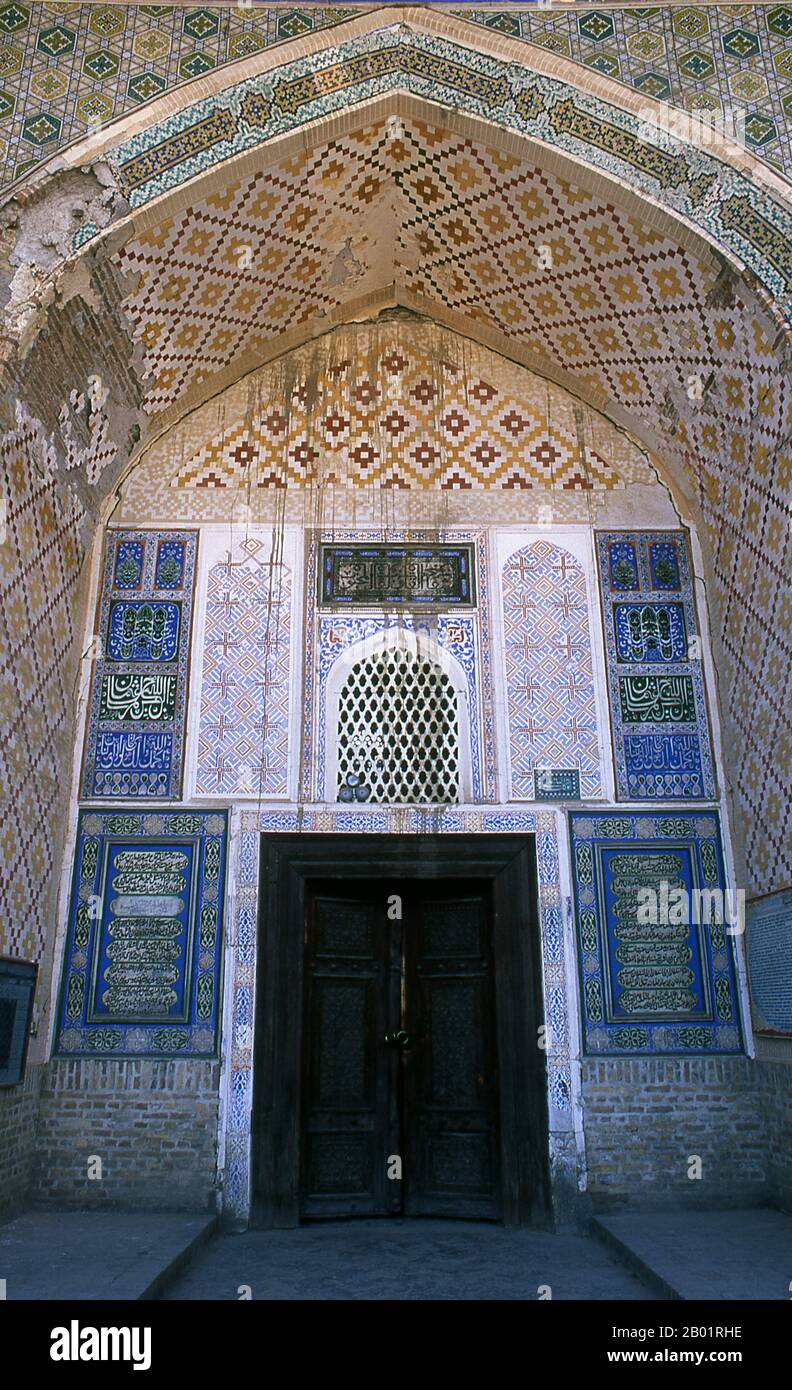 Uzbekistan: Ingresso alla sala di preghiera principale, alla Moschea Bolo Hauz, Bukhara. La Moschea Bolo Hauz fu costruita nel 1712 e fu utilizzata come moschea reale dall'emiro di Bukhara. L'iwan della moschea o il portico coperto è ancora uno dei più alti e belli dell'Asia centrale. Bukhara fu fondata nel 500 a.C. nell'area ora chiamata Arca. Tuttavia, l'oasi di Bukhara era stata abitata molto tempo prima. La città è stata uno dei principali centri della civiltà persiana fin dai suoi primi giorni nel vi secolo a.C.. A partire dal vi secolo, i parlanti turchi si spostarono gradualmente. Foto Stock