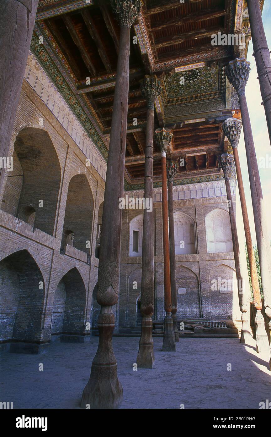 Uzbekistan: L'iwan o il portico coperto della Moschea Bolo Hauz, Bukhara. La Moschea Bolo Hauz fu costruita nel 1712 e fu utilizzata come moschea reale dall'emiro di Bukhara. L'iwan della moschea o il portico coperto è ancora uno dei più alti e belli dell'Asia centrale. Bukhara fu fondata nel 500 a.C. nell'area ora chiamata Arca. Tuttavia, l'oasi di Bukhara era stata abitata molto tempo prima. La città è stata uno dei principali centri della civiltà persiana fin dai suoi primi giorni nel vi secolo a.C.. A partire dal vi secolo, i parlanti turchi si spostarono gradualmente. Foto Stock