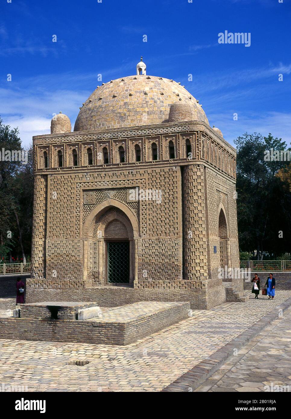 Uzbekistan: Mausoleo Ismail Samani del X secolo, Bukhara. ISMa'il ibn Ahmad (Abu Ibrahim Ismail ibn Ahmad, d. novembre 907), noto anche come 'Amir Adil' (il giusto comandante), è stato il Samanide persiano amir di Transoxiana (r. 892-907) e Khorasan (r. 900-907). Il suo regno vide l'emergere dei Samanidi come una forza potente. Era il figlio di Ahmad ibn Asad e un discendente di Saman Khuda, il fondatore della dinastia Samanide che rinunciò allo zoroastrismo e abbracciò l'Islam. Ismail è considerato il padre della nazione tagika. Bukhara fu fondata nel 500 a.C. nell'area ora chiamata Arca. Foto Stock