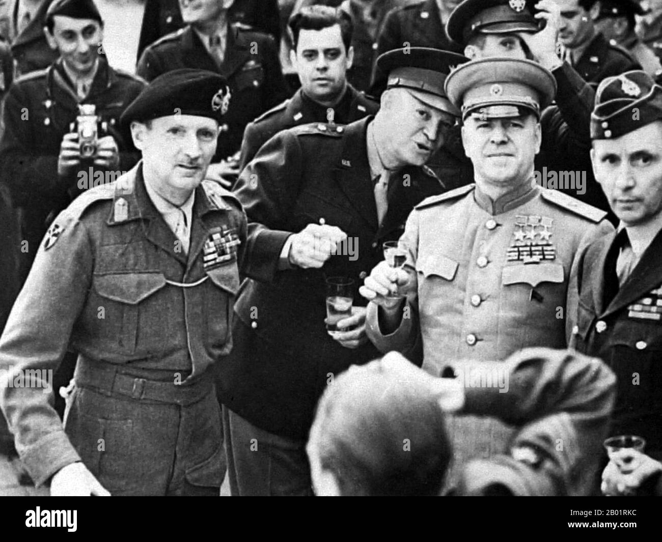 Russia/Germania: Maresciallo Georgy Zhukov (1868-1974) con il generale Dwight Eisenhower (1890-1969) e il feldmaresciallo Bernard Montgomery (1887-1976), brindando alla vittoria a Francoforte, il 16 giugno 1945. Il maresciallo dell'Unione Sovietica Georgy Konstantinovich Zhukov era un ufficiale di carriera russo nell'Armata Rossa che, nel corso della seconda guerra mondiale, giocò un ruolo fondamentale nel guidare l'Armata Rossa attraverso gran parte dell'Europa orientale per liberare l'Unione Sovietica e altre nazioni dall'occupazione delle potenze dell'asse e conquistare la capitale della Germania, Berlino. È il generale più decorato nella storia della Russia e dell'URSS. Foto Stock