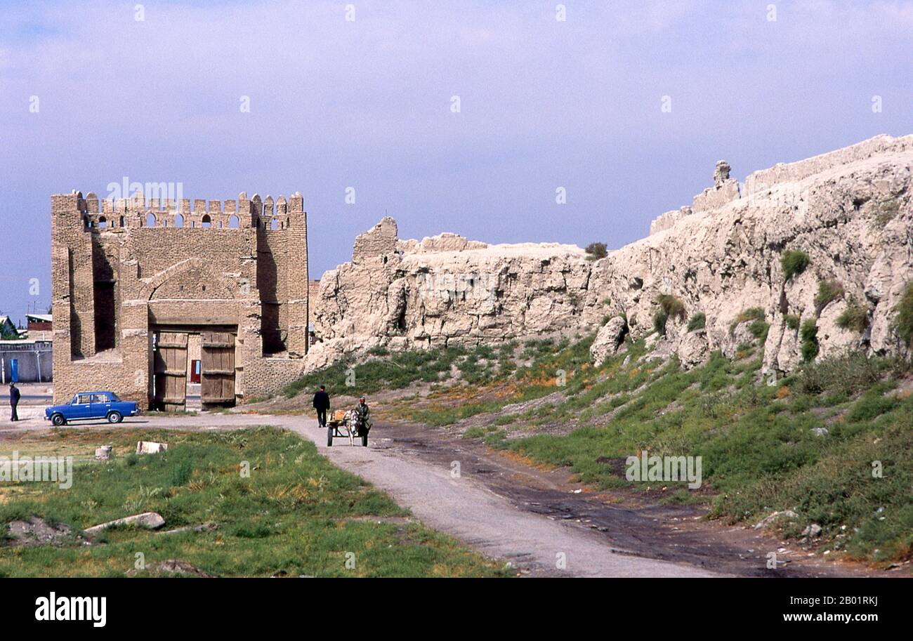 Uzbekistan: Le antiche mura della città e la porta di Tallipach risalente al XVI secolo, Bukhara. Bukhara fu fondata nel 500 a.C. nell'area ora chiamata Arca. Tuttavia, l'oasi di Bukhara era stata abitata molto tempo prima. La città è stata uno dei principali centri della civiltà persiana fin dai suoi primi giorni nel vi secolo a.C.. A partire dal vi secolo, i parlanti turchi si spostarono gradualmente. L'architettura e i siti archeologici di Bukhara costituiscono uno dei pilastri della storia e dell'arte dell'Asia centrale. La regione di Bukhara fu per un lungo periodo parte dell'Impero persiano. Foto Stock