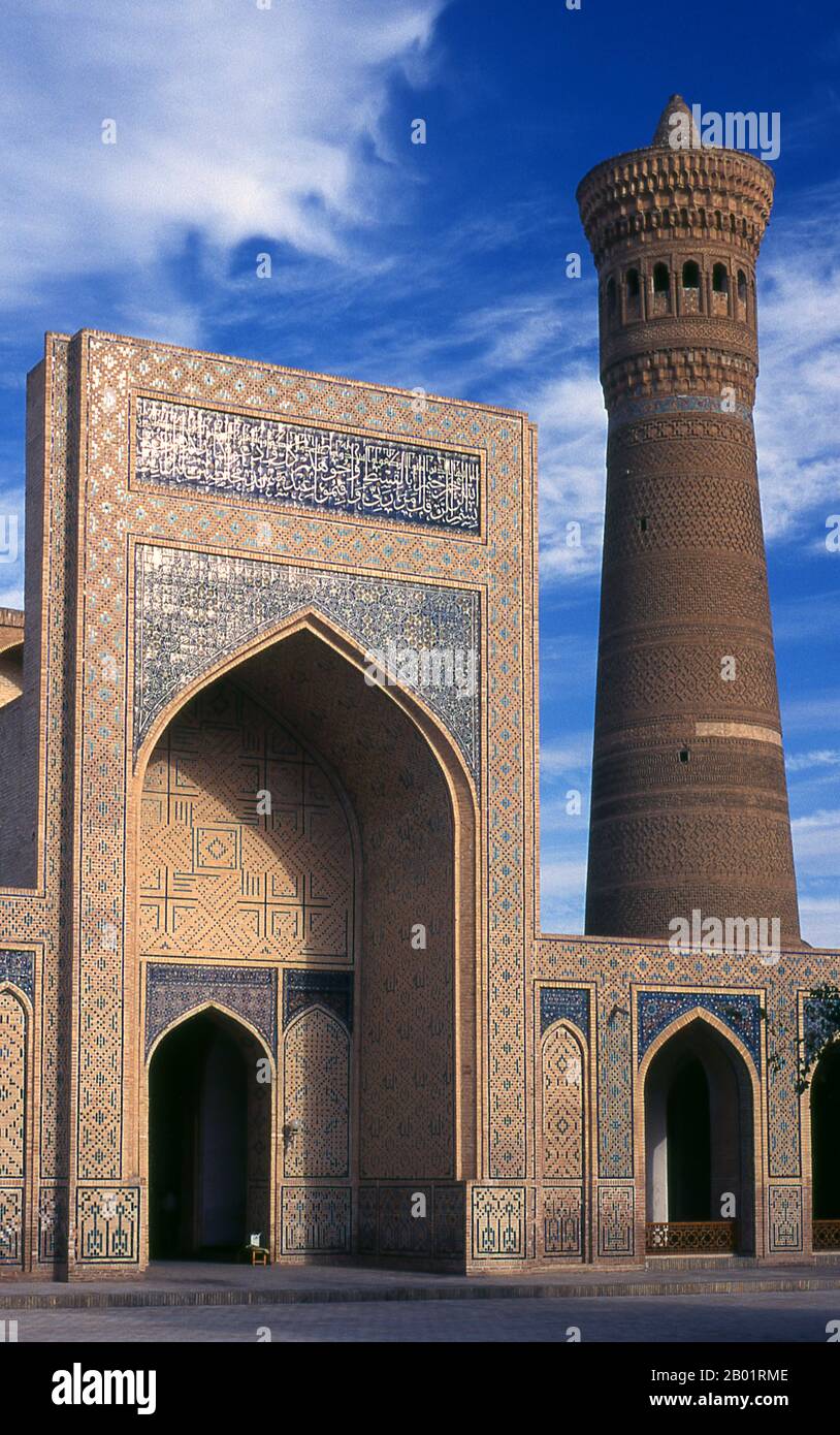 Uzbekistan: Il cortile interno della moschea e minareto di Kalyan o Kalon, parte del complesso po-i-Kalyan, Bukhara. La Moschea Kalyan è la moschea congregazionale di Bukhara o Moschea del venerdì. Fu costruita nel XVI secolo sul sito di una vecchia moschea distrutta da Gengis Khan. Il minareto di Kalyan o Minâra-i Kalân (Pesiano/Tagik per il "grande Minareto") fa parte del complesso della moschea po-i-Kalyan ed è stato progettato da Bako e costruito dal sovrano di Qarakhanide Arslan Khan nel 1127. Il minareto è realizzato sotto forma di una torre di mattoni a pilastri circolari, che si restringe verso l'alto. Foto Stock