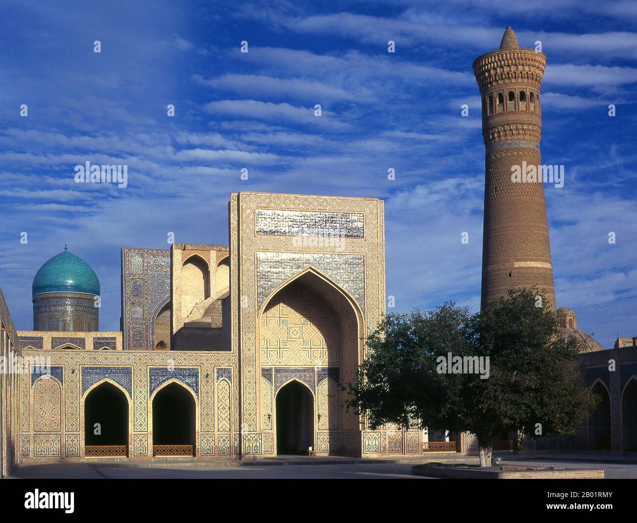 Uzbekistan: Il cortile interno della moschea e minareto di Kalyan o Kalon, parte del complesso po-i-Kalyan, Bukhara. La Moschea Kalyan è la moschea congregazionale di Bukhara o Moschea del venerdì. Fu costruita nel XVI secolo sul sito di una vecchia moschea distrutta da Gengis Khan. Il minareto di Kalyan o Minâra-i Kalân (Pesiano/Tagik per il "grande Minareto") fa parte del complesso della moschea po-i-Kalyan ed è stato progettato da Bako e costruito dal sovrano di Qarakhanide Arslan Khan nel 1127. Il minareto è realizzato sotto forma di una torre di mattoni a pilastri circolari, che si restringe verso l'alto. Foto Stock