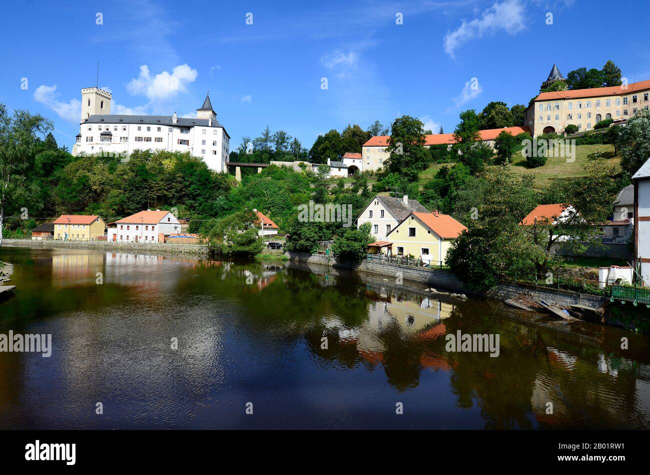 Rozmberk nad Vltavou, Cechia - Agosto 11th 2013: Castello e case che riflettono in Moldava (Moldau) fiume in Boemia Foto Stock