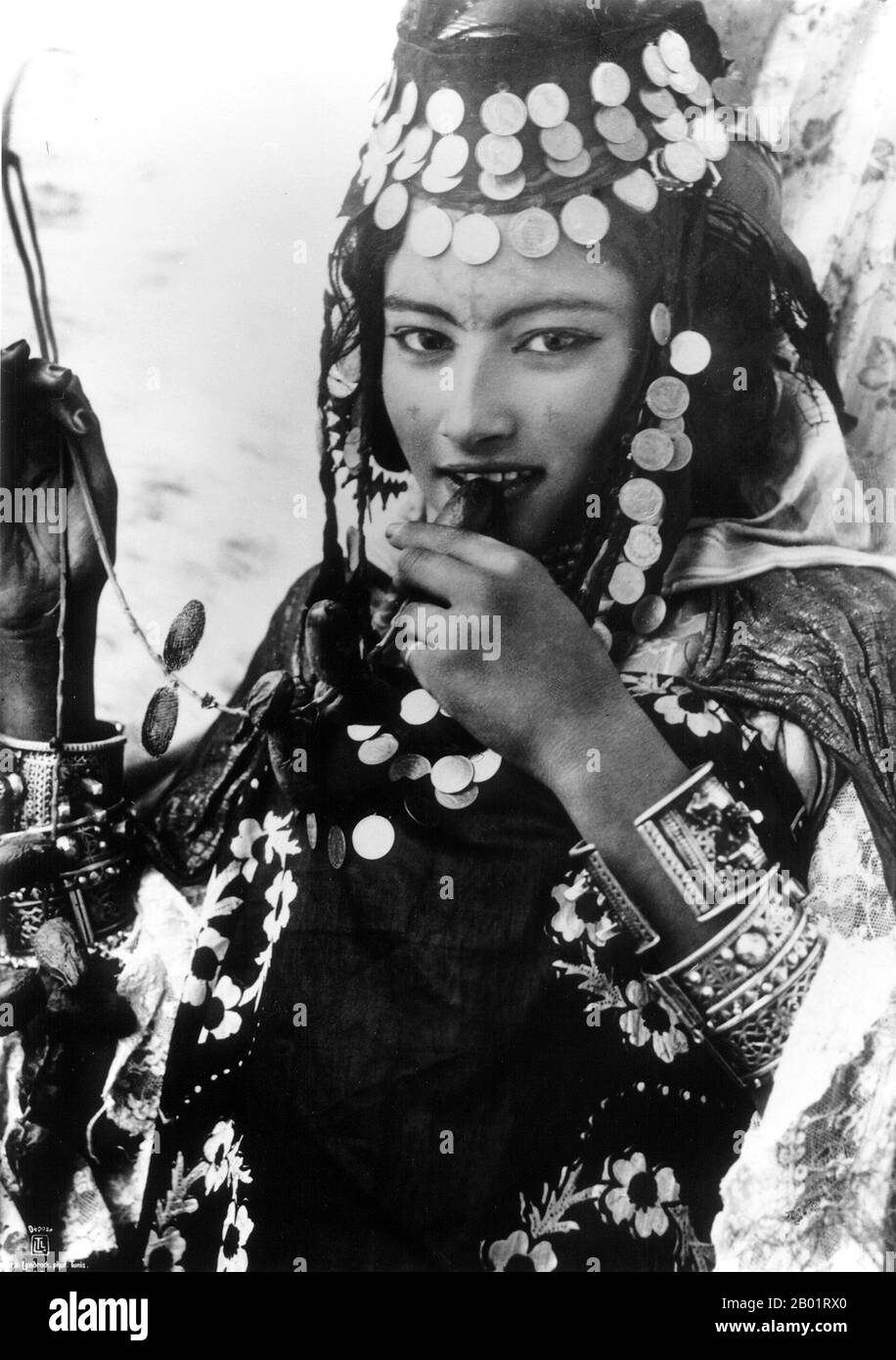 Algeria: Giovane donna berbera della tribù Ouled Nail. Fotografia di Rudolf Lehnert, 1904. I berberi sono le popolazioni indigene del Nord Africa a ovest della valle del Nilo. Sono discontinuativamente distribuiti dall'Atlantico all'oasi di Siwa, in Egitto, e dal Mediterraneo al fiume Niger. Storicamente parlavano varie lingue berbere, che insieme formano un ramo della famiglia linguistica afro-asiatica. Rudolf Franz Lehnert (ceco) e Ernst Heinrich Landrock (tedesco) avevano una compagnia fotografica con sede a Tunisi, il Cairo e Lipsia prima della seconda guerra mondiale Foto Stock