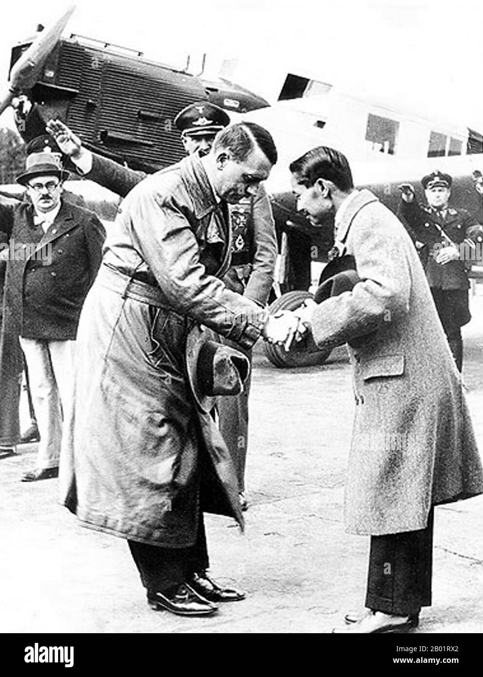 Thailandia/Germania: Il re thailandese Prajadhipok (8 novembre 1893 - 30 maggio 1941) incontra il cancelliere tedesco Adolf Hitler (20 aprile 1889 - 30 aprile 1945), aeroporto di Templehof, Berlino, 1936. Phra Bat Somdet Phra Poramintharamaha Prajadhipok Phra Pok Klao Chao Yu Hua (Thai: พระบาทสมเด็จพระปรมินทรมหาประชาธิปกฯ พระปกเกล้าเจ้าอยู่หัว), o Rama VII, fu il settimo monarca del Siam sotto il Casato di Chakri. Fu l'ultimo monarca assoluto e il primo monarca costituzionale del paese. Il suo regno fu un periodo turbolento per il Siam a causa di enormi cambiamenti politici e sociali durante la Rivoluzione del 1932. Foto Stock