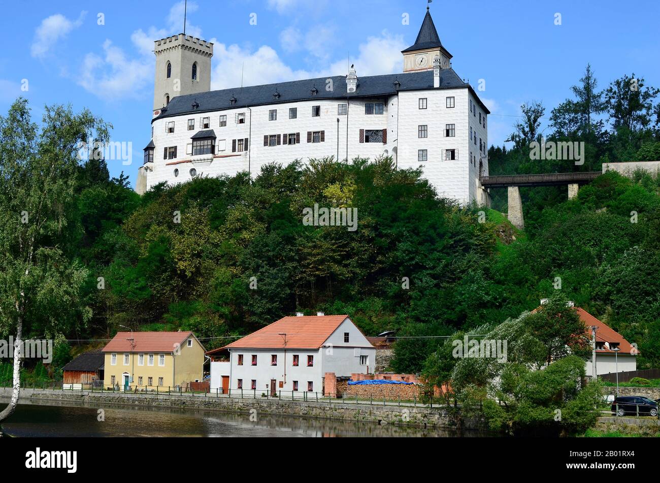 Rozmberk nad Vltavou, Cechia - Ausgusto 11th 2013: Castello Rozmberk, case e fiume Mltava in Boemia Foto Stock