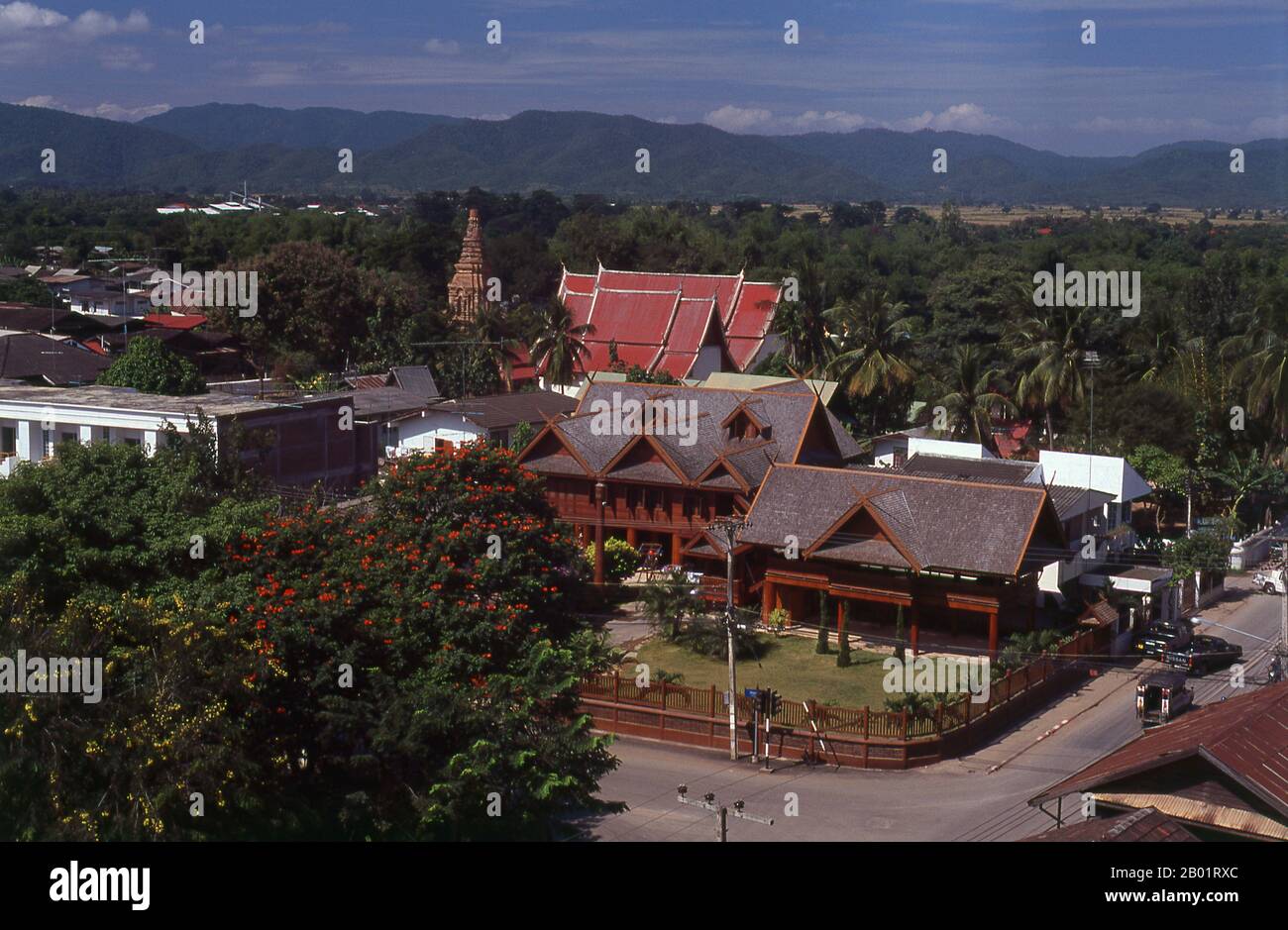 Thailandia: Una vista sul centro della vecchia Phrae, Thailandia del Nord. Phrae fu costruito accanto al fiume Yom nel 12 ° secolo e faceva parte del regno Mon di Haripunchai. Nel 1443, il re Tilokaraj del vicino regno Lanna catturò la città. Foto Stock