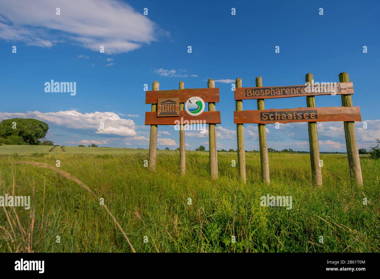 Riserva della Biosfera Schaalsee, segno con il logo dell'UNESCO all'ingresso all'ex frontiera dello Schleswig-Holstein, Germania, Meclemburgo-Pomerania occidentale Foto Stock